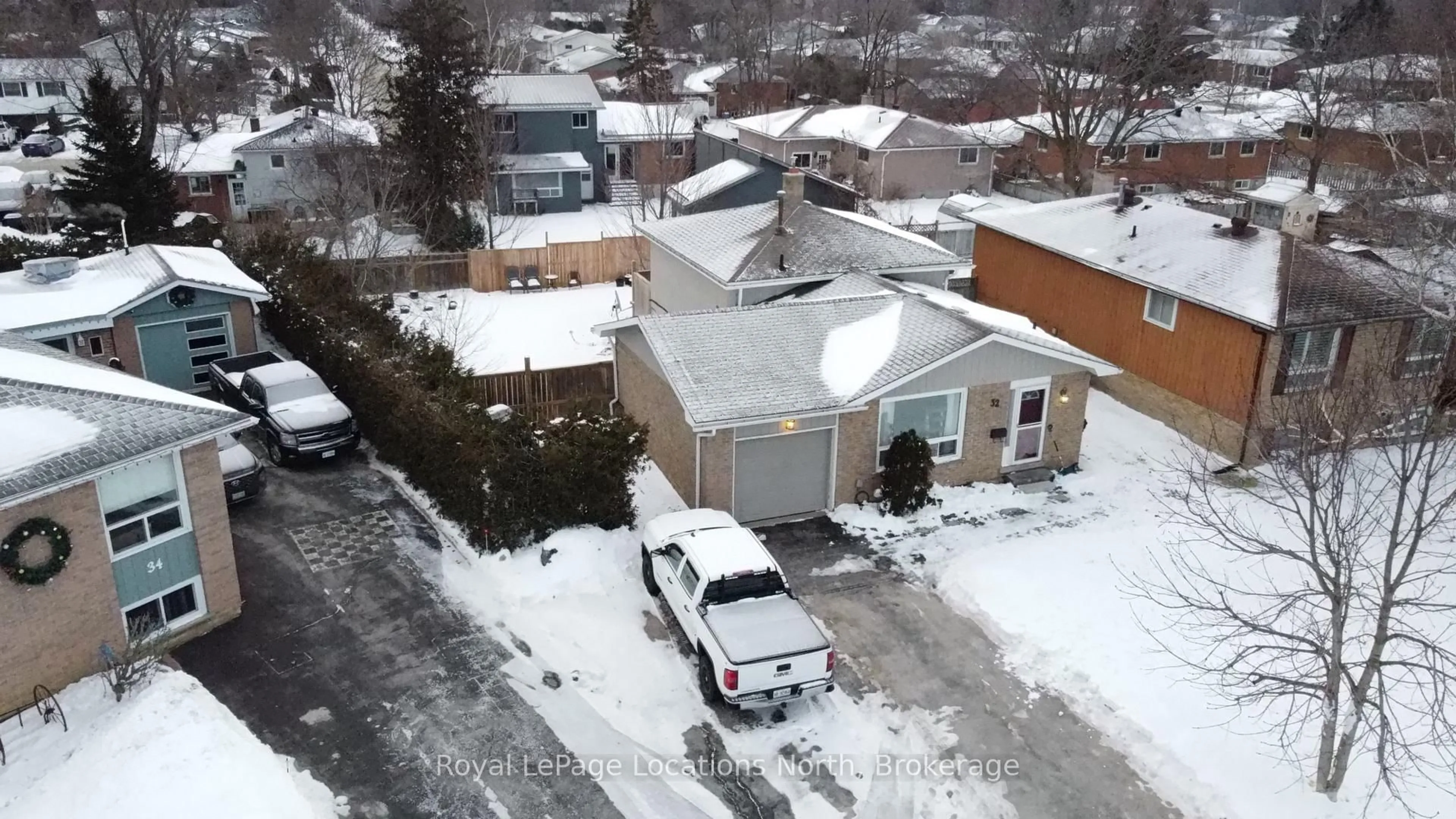 A pic from outside/outdoor area/front of a property/back of a property/a pic from drone, street for 32 Courtice Cres, Collingwood Ontario L9Y 4G1