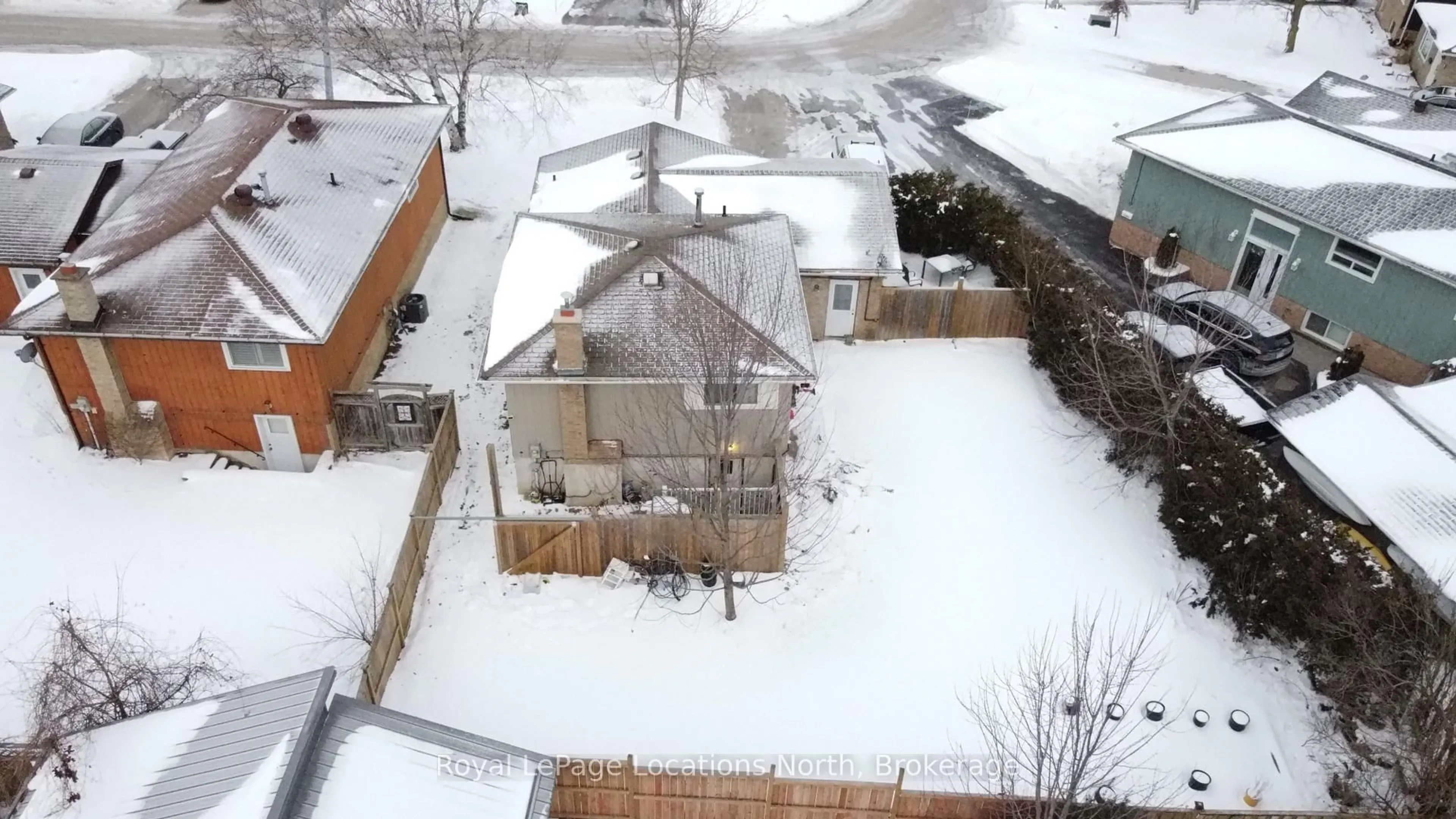 A pic from outside/outdoor area/front of a property/back of a property/a pic from drone, street for 32 Courtice Cres, Collingwood Ontario L9Y 4G1