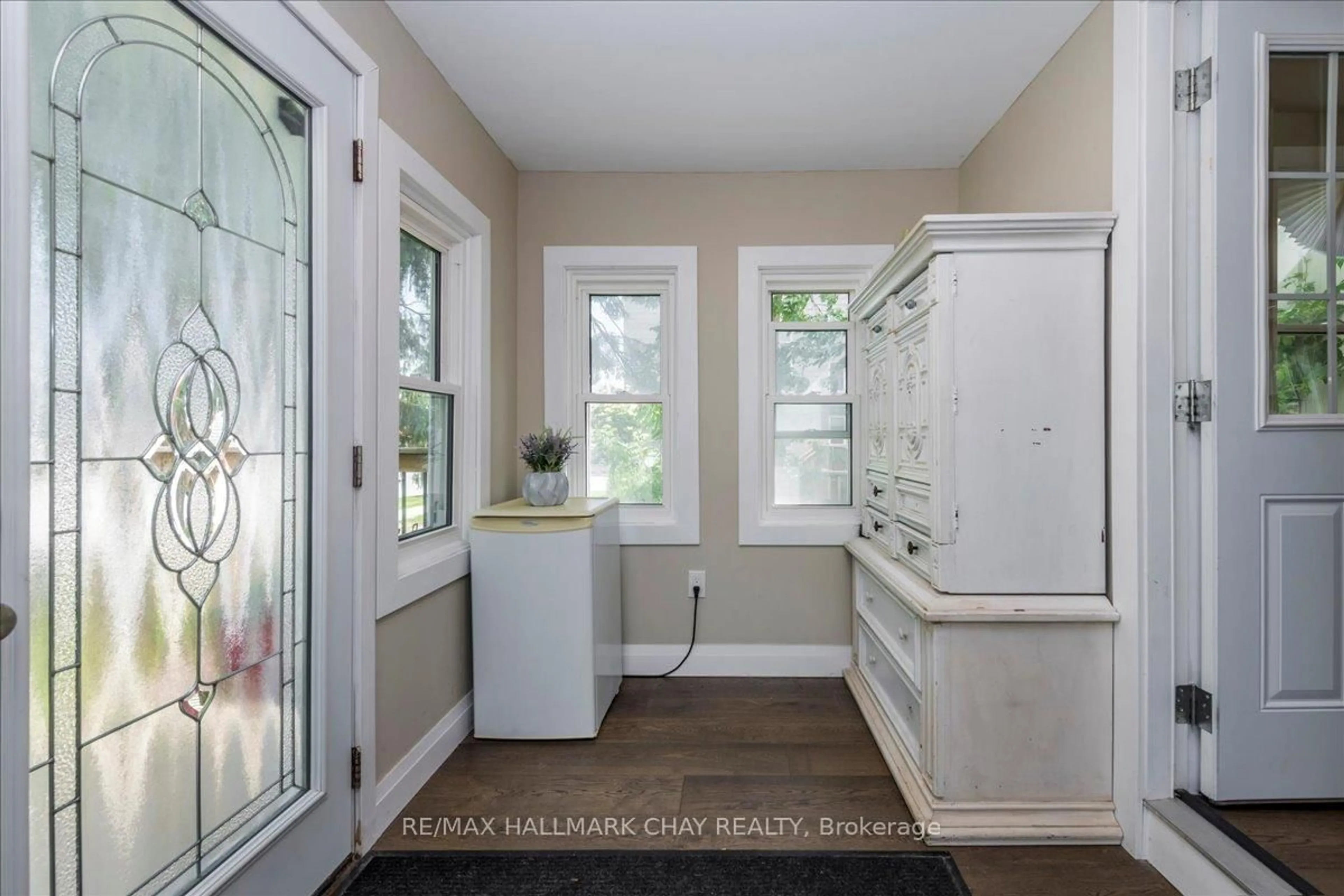 Indoor entryway for 3366 Muskoka St, Severn Ontario L0K 2B0