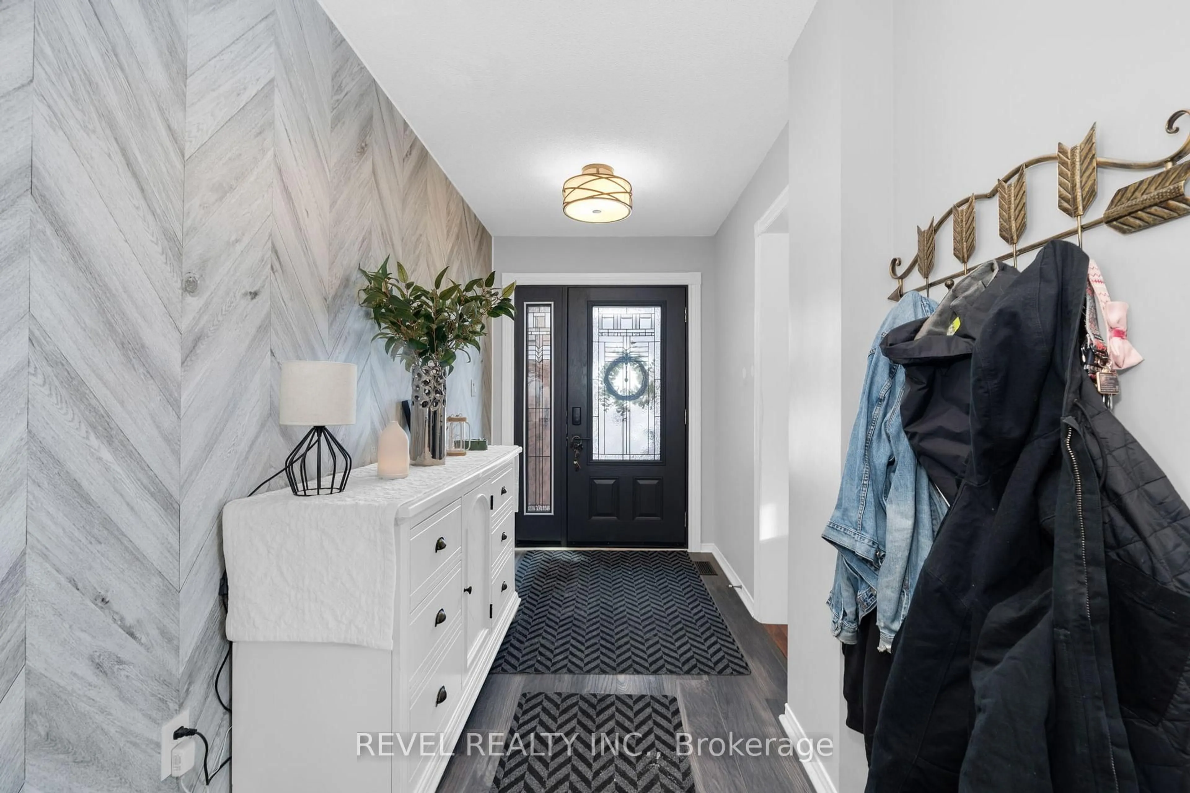 Indoor entryway for 16 Girdwood Dr, Barrie Ontario L4N 8R2
