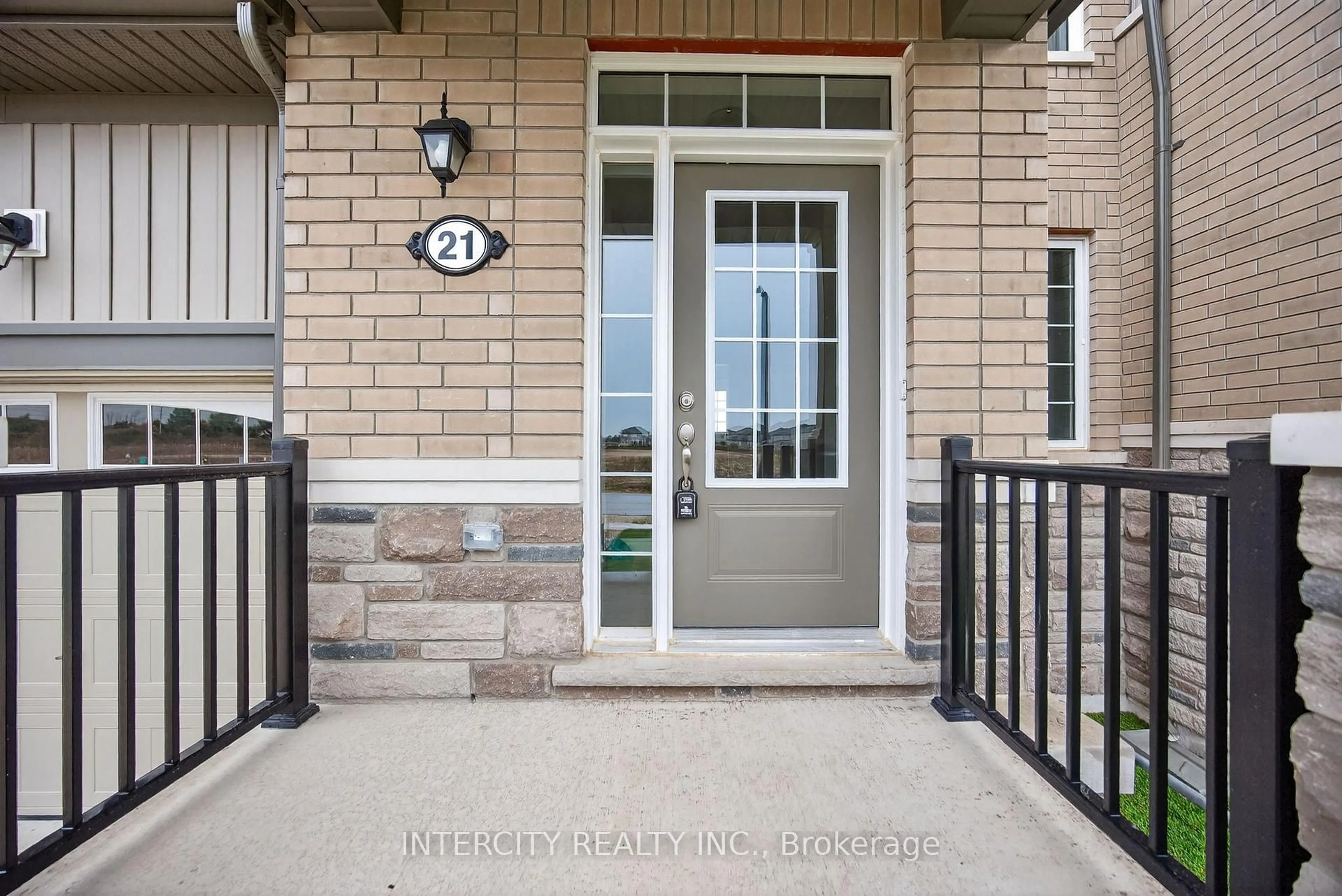 Indoor entryway for 21 Avalon Dr, Wasaga Beach Ontario L9R 0M2
