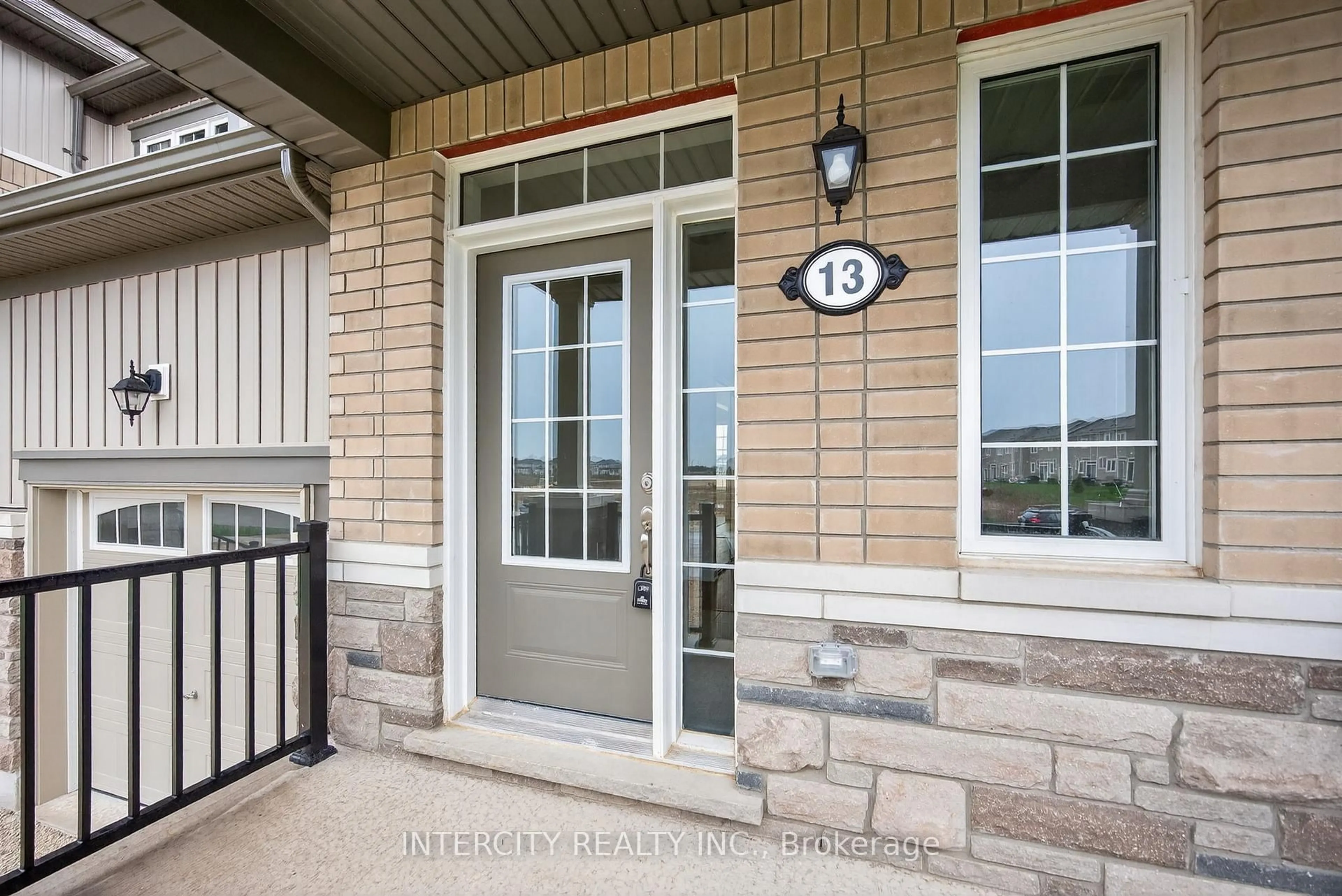 Indoor entryway for 13 Avalon Dr, Wasaga Beach Ontario L9R 0M2