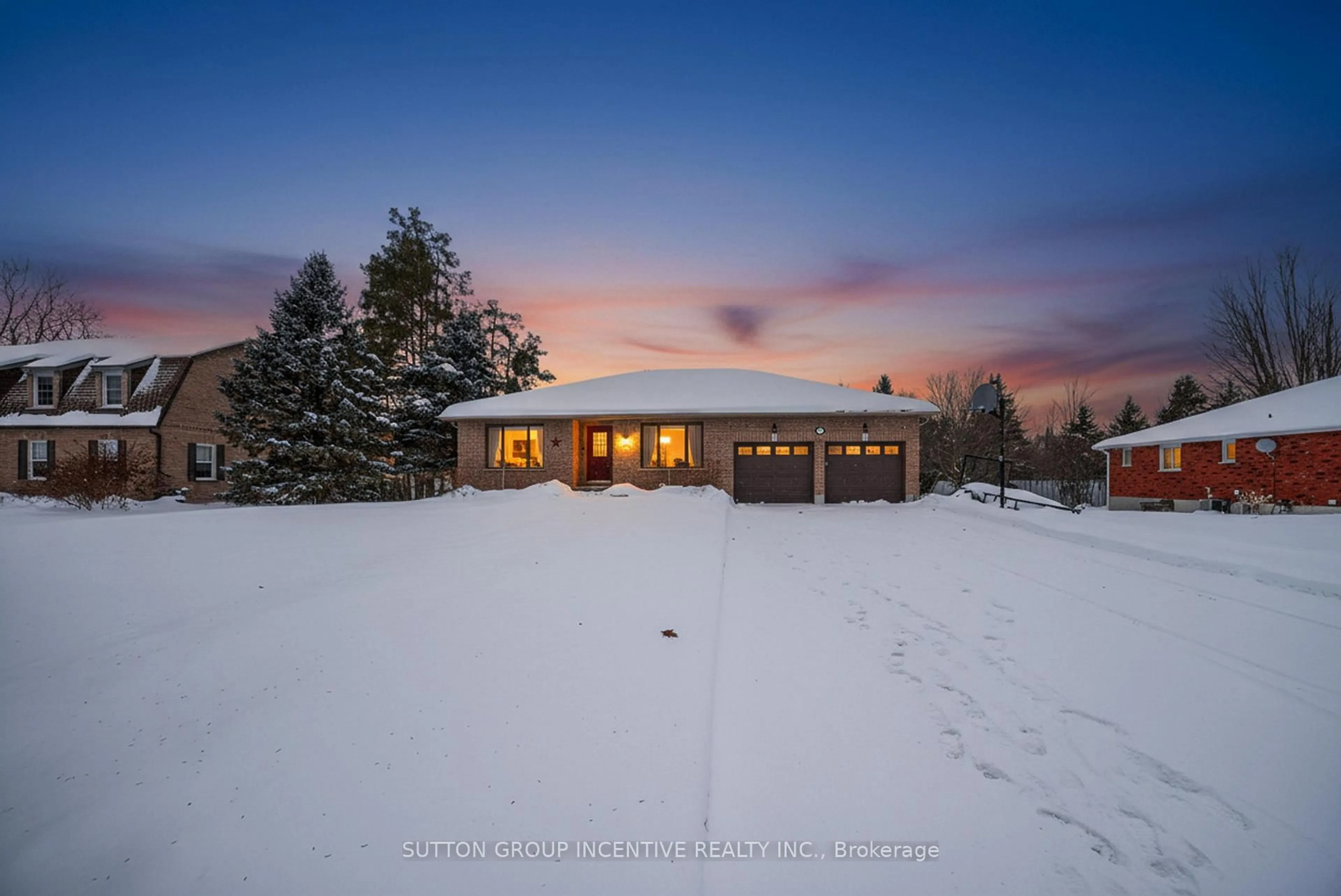 A pic from outside/outdoor area/front of a property/back of a property/a pic from drone, unknown for 36 Nicholson Cres, Springwater Ontario L9X 0G9