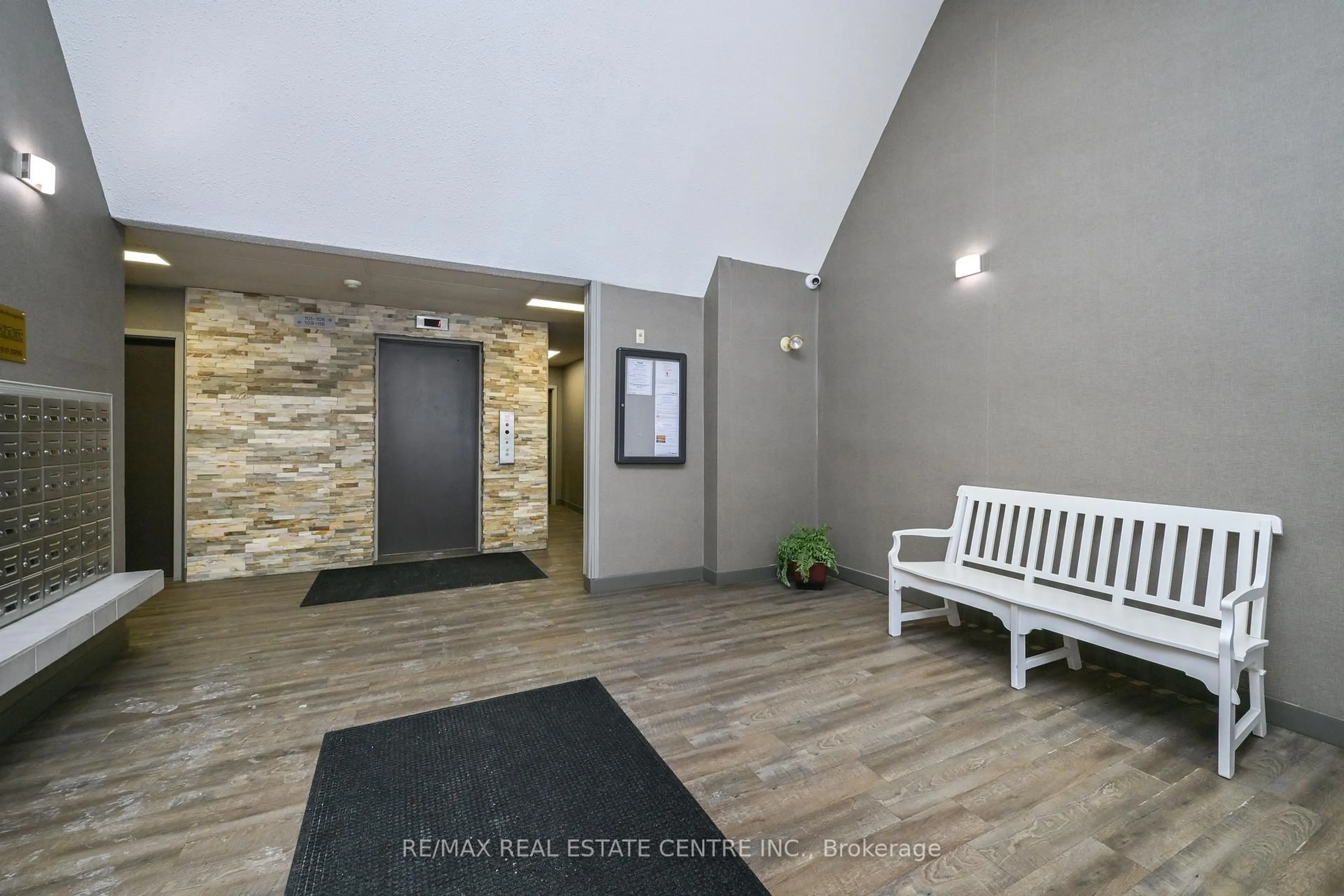 Indoor foyer for 120 Bell Farm Rd #409, Barrie Ontario L4M 6J2