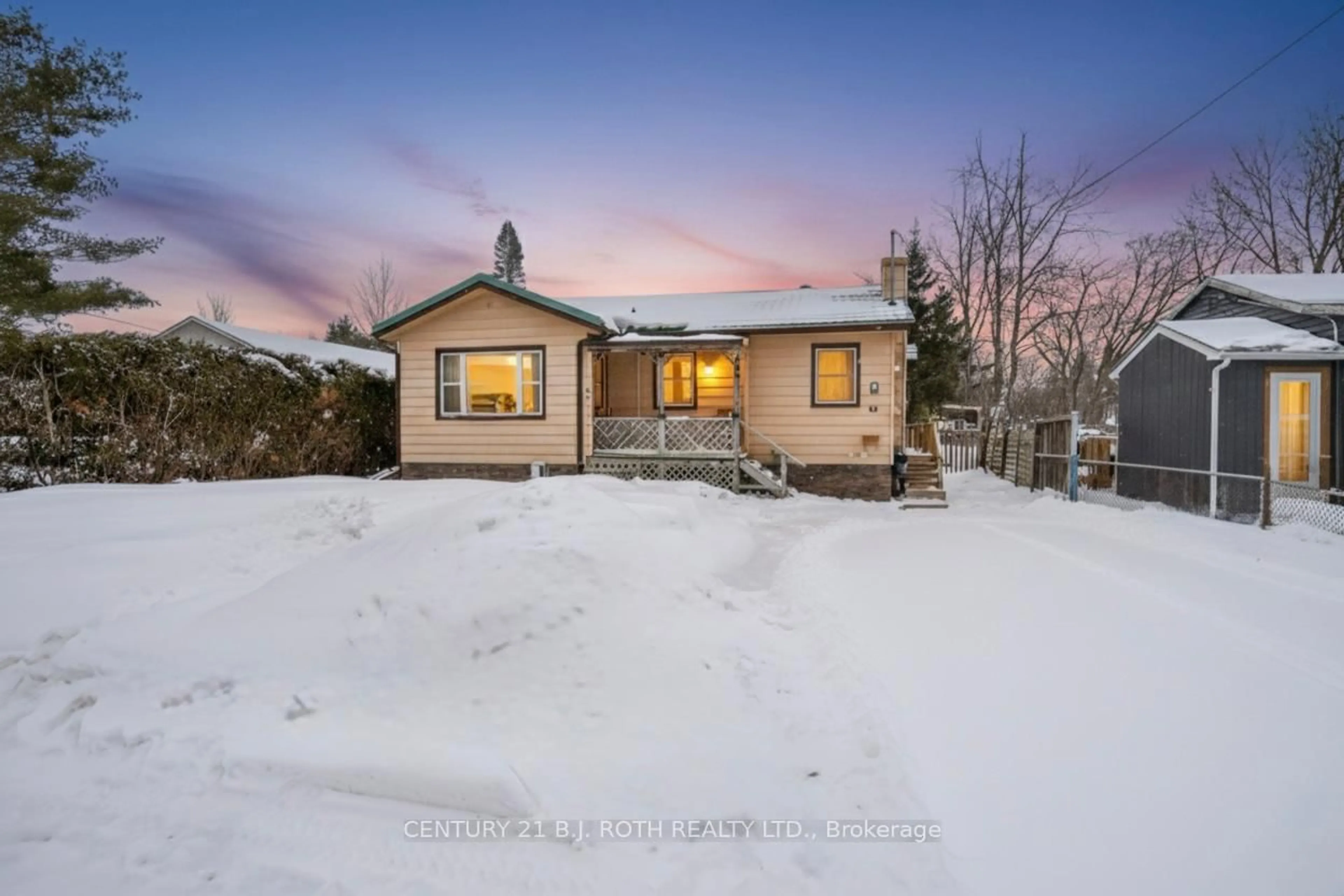 A pic from outside/outdoor area/front of a property/back of a property/a pic from drone, mountain view for 27 Simcoe St, Orillia Ontario L3V 1G5