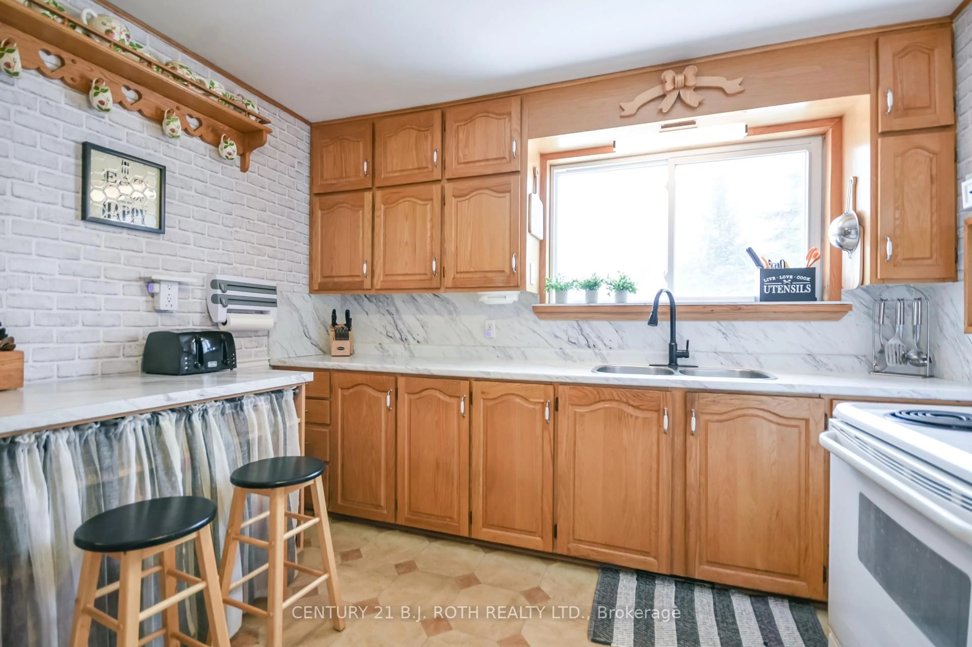 Standard kitchen, ceramic/tile floor for 27 Simcoe St, Orillia Ontario L3V 1G5