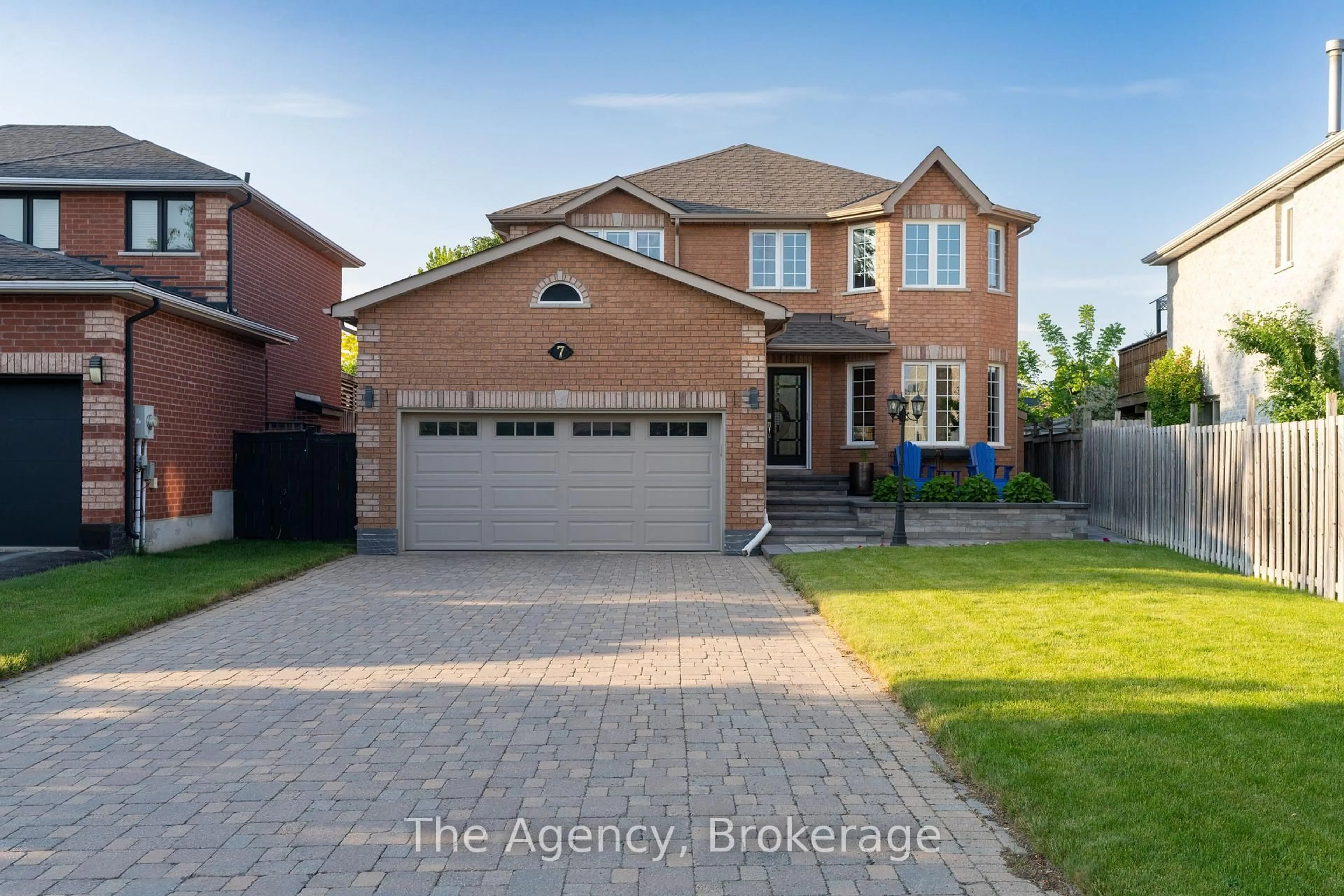 Home with brick exterior material, street for 7 Higgin Crt, Barrie Ontario L4N 0R1