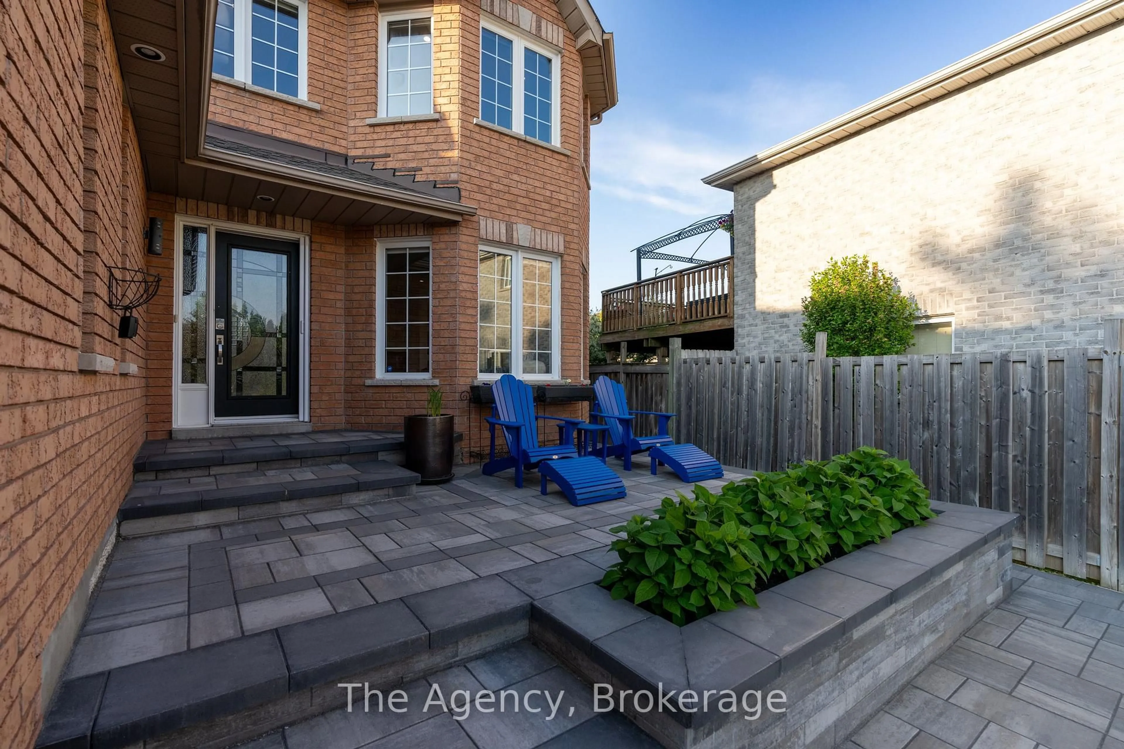 Patio, street for 7 Higgin Crt, Barrie Ontario L4N 0R1