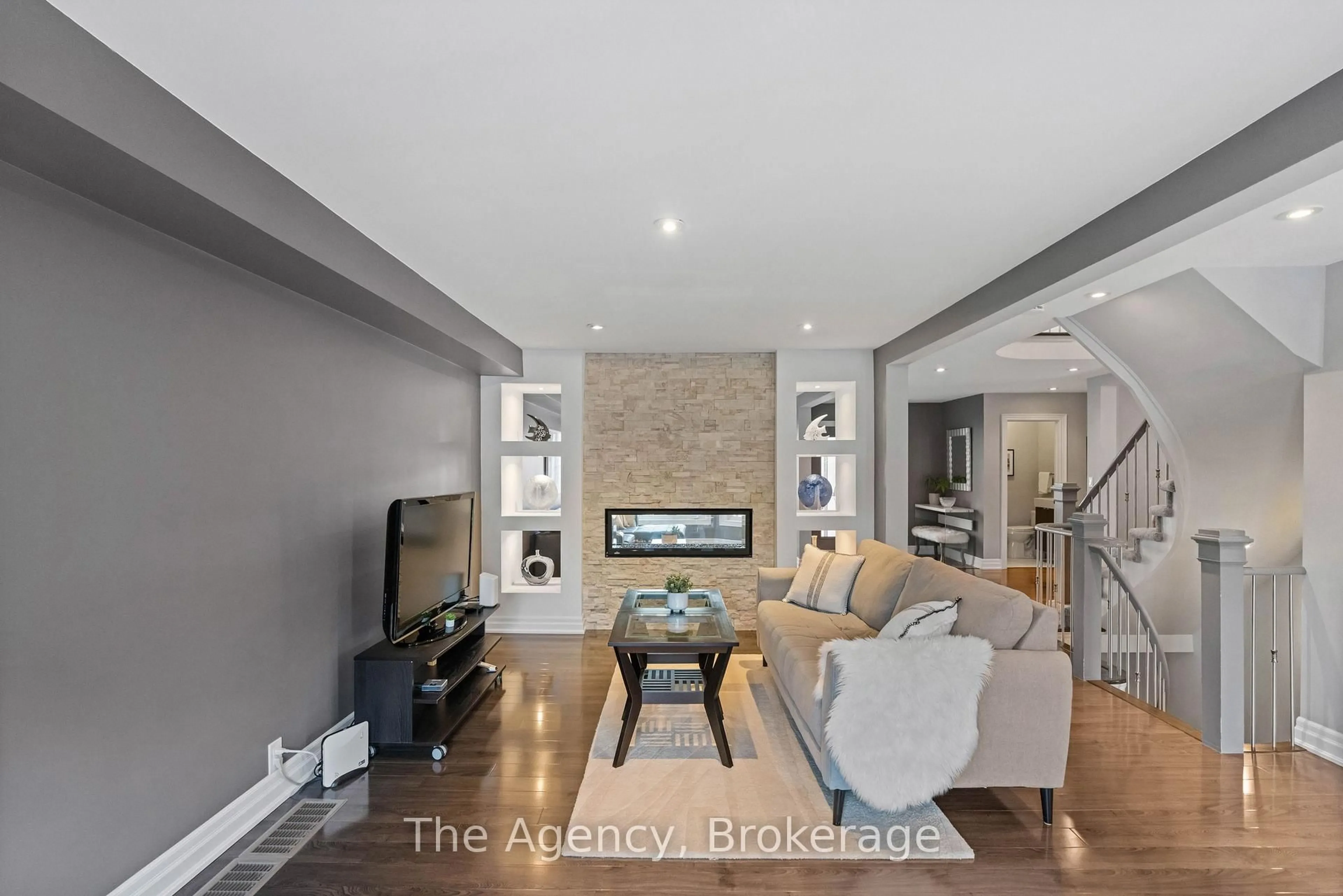 Unknown for 7 Higgin Crt, Barrie Ontario L4N 0R1