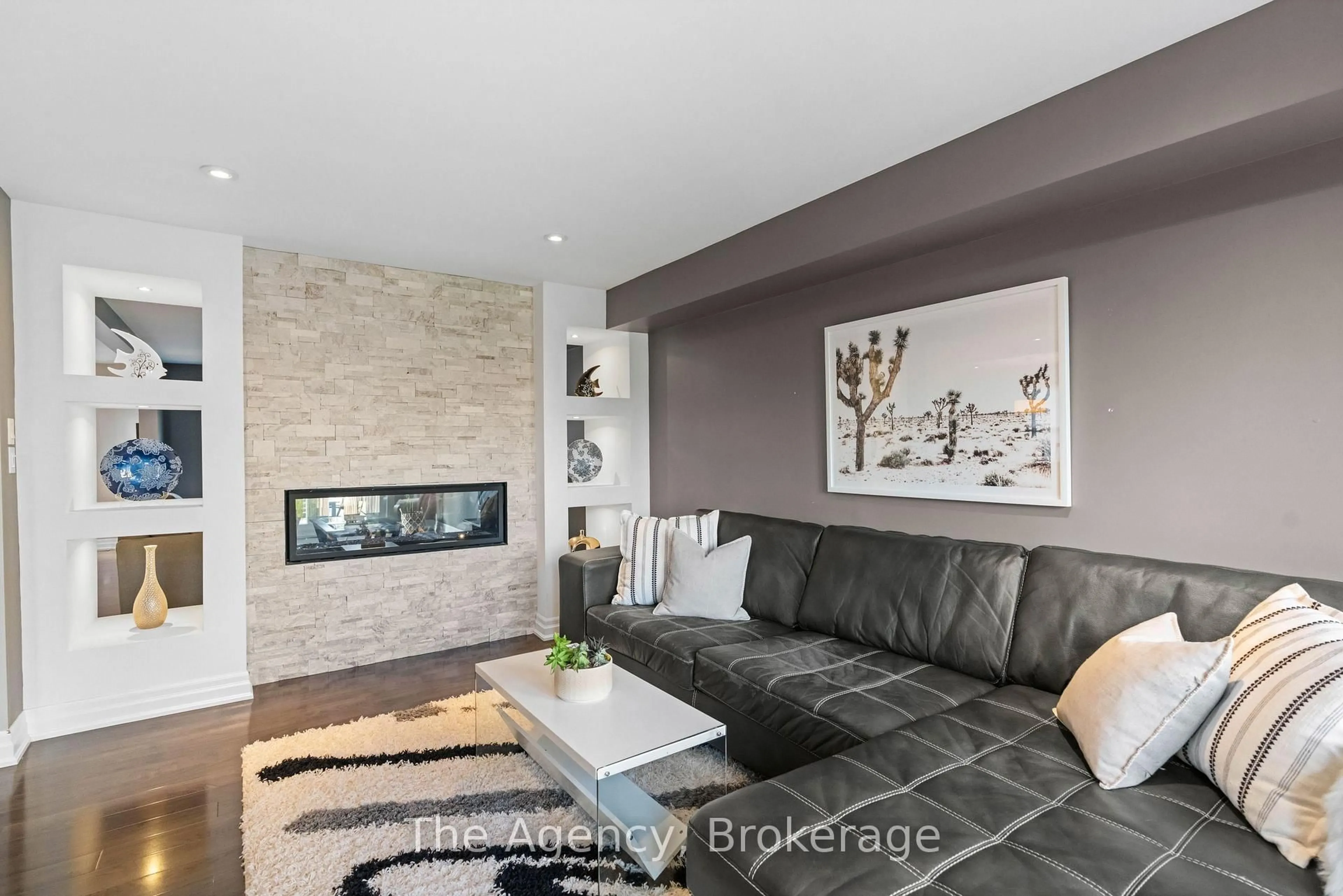 Living room with furniture, unknown for 7 Higgin Crt, Barrie Ontario L4N 0R1