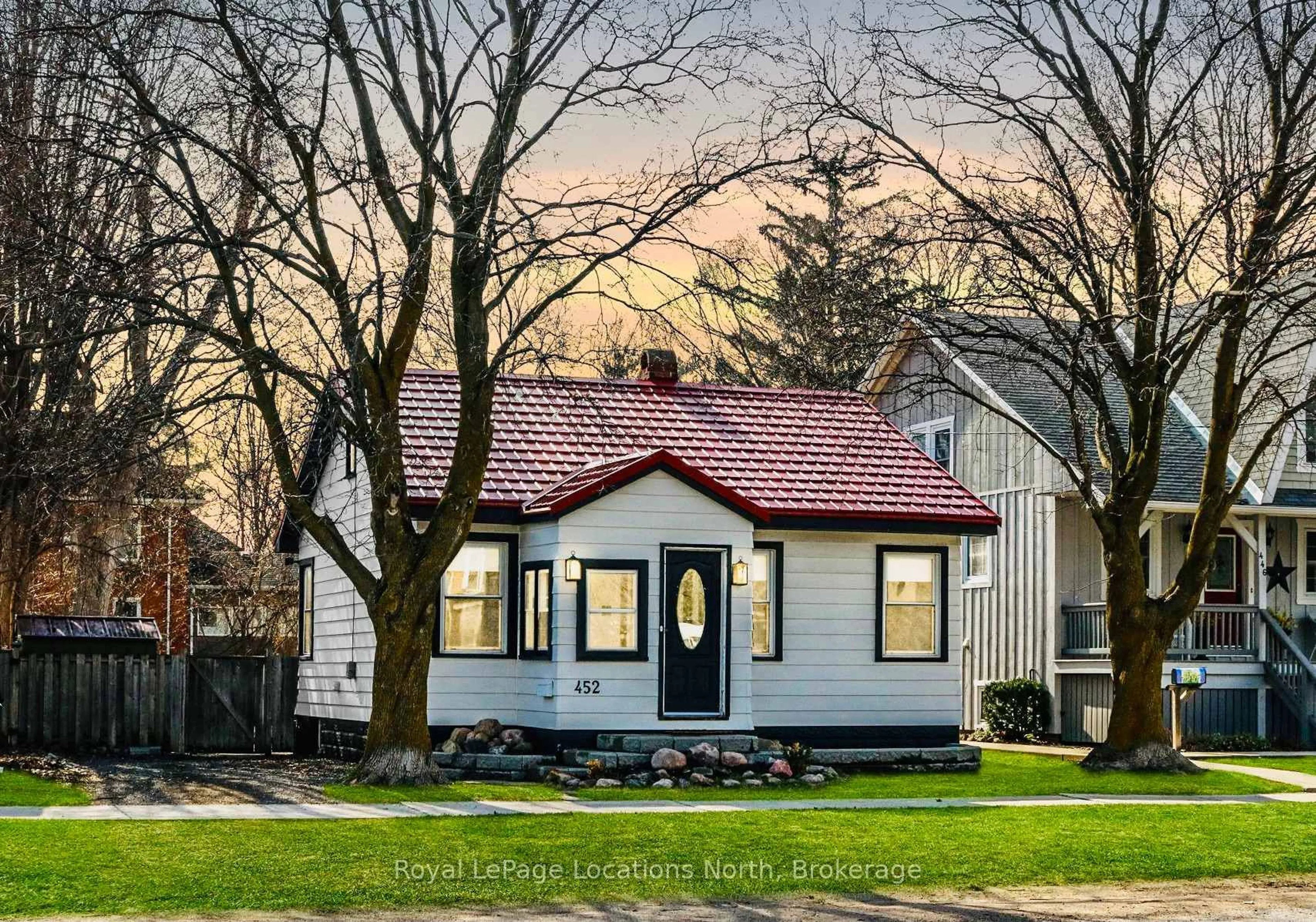 Home with vinyl exterior material, street for 452 Hurontario St, Collingwood Ontario L9Y 2M9