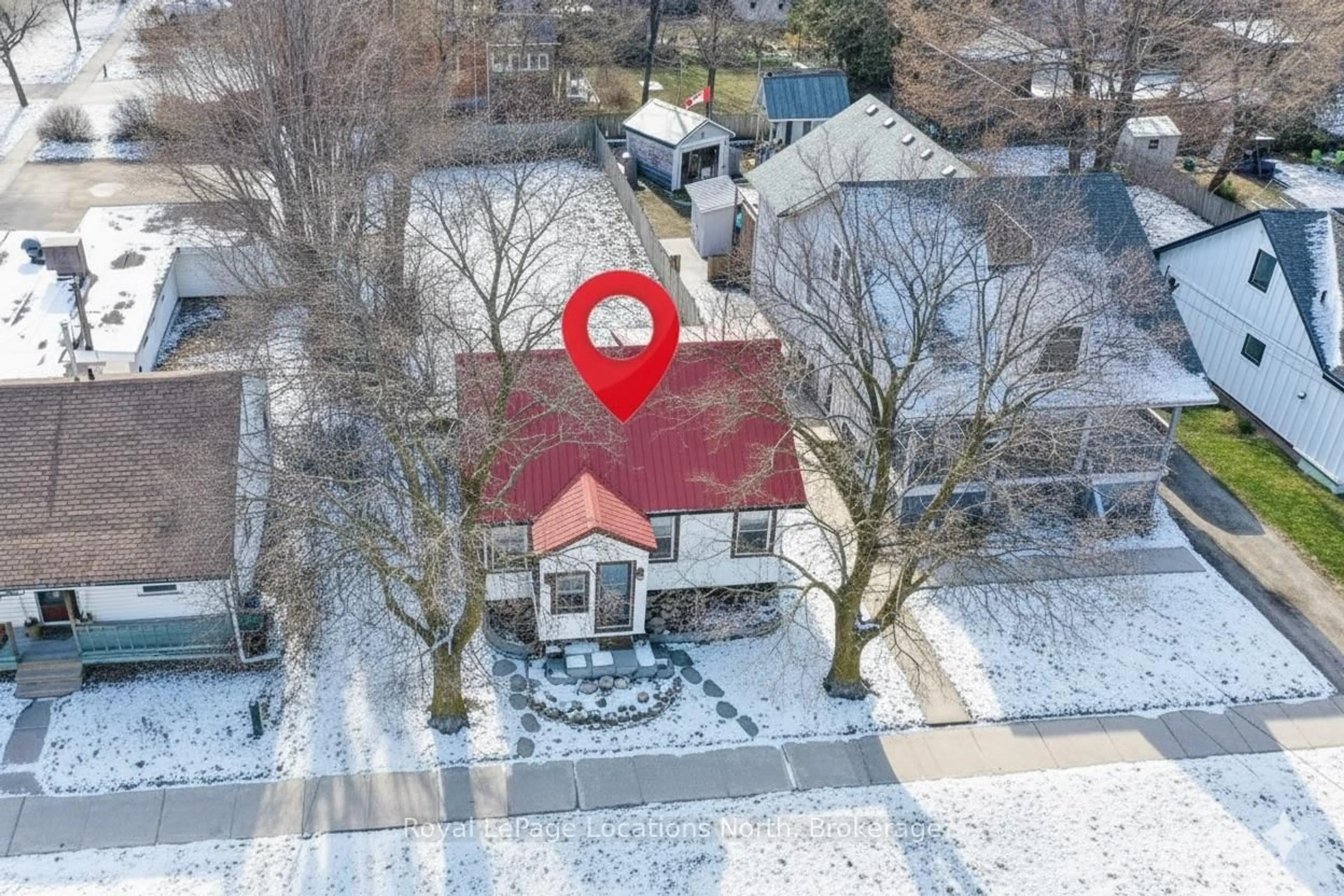 A pic from outside/outdoor area/front of a property/back of a property/a pic from drone, street for 452 Hurontario St, Collingwood Ontario L9Y 2M9