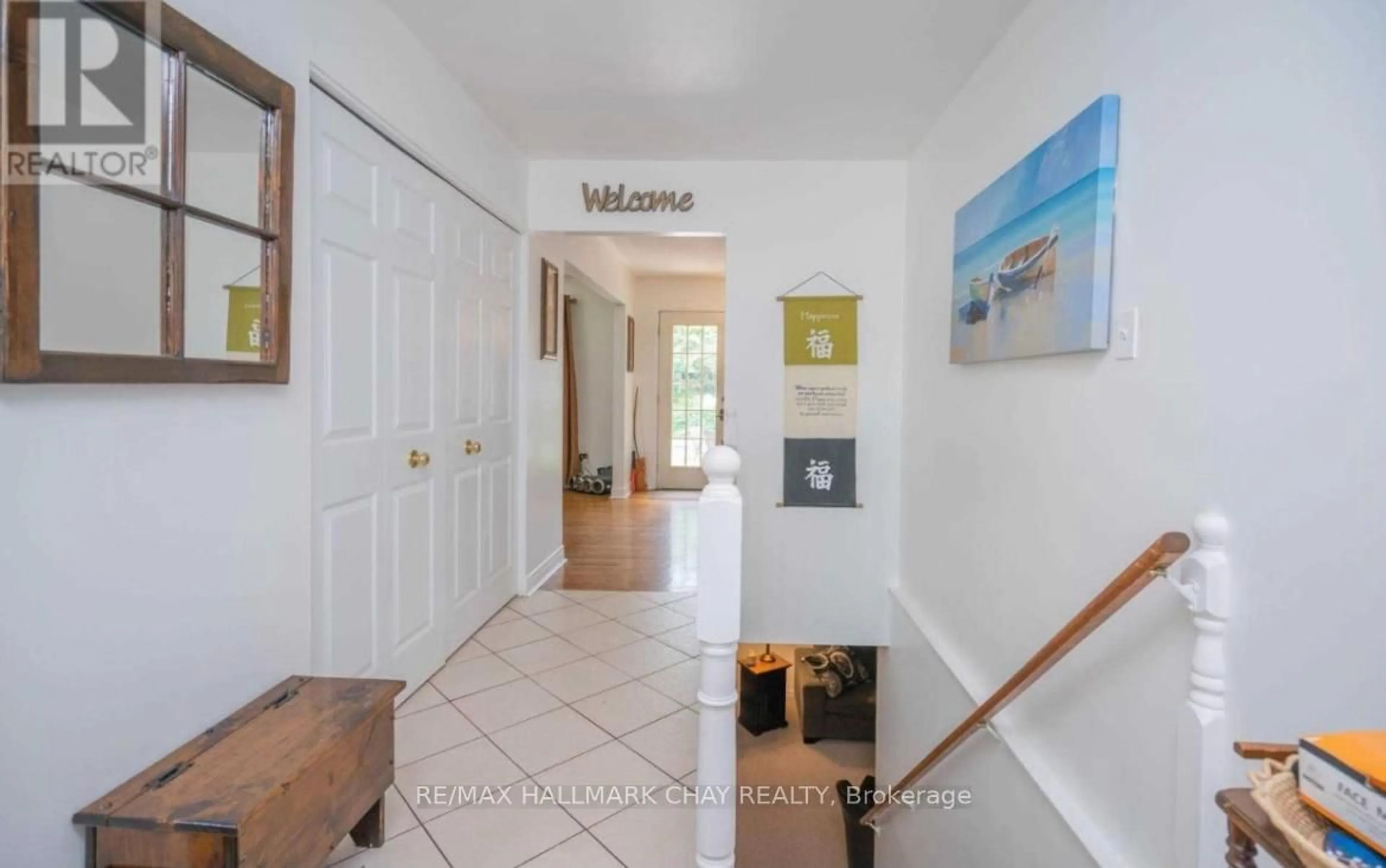 Indoor entryway for 13 Jane Cres, Barrie Ontario L4N 3T7