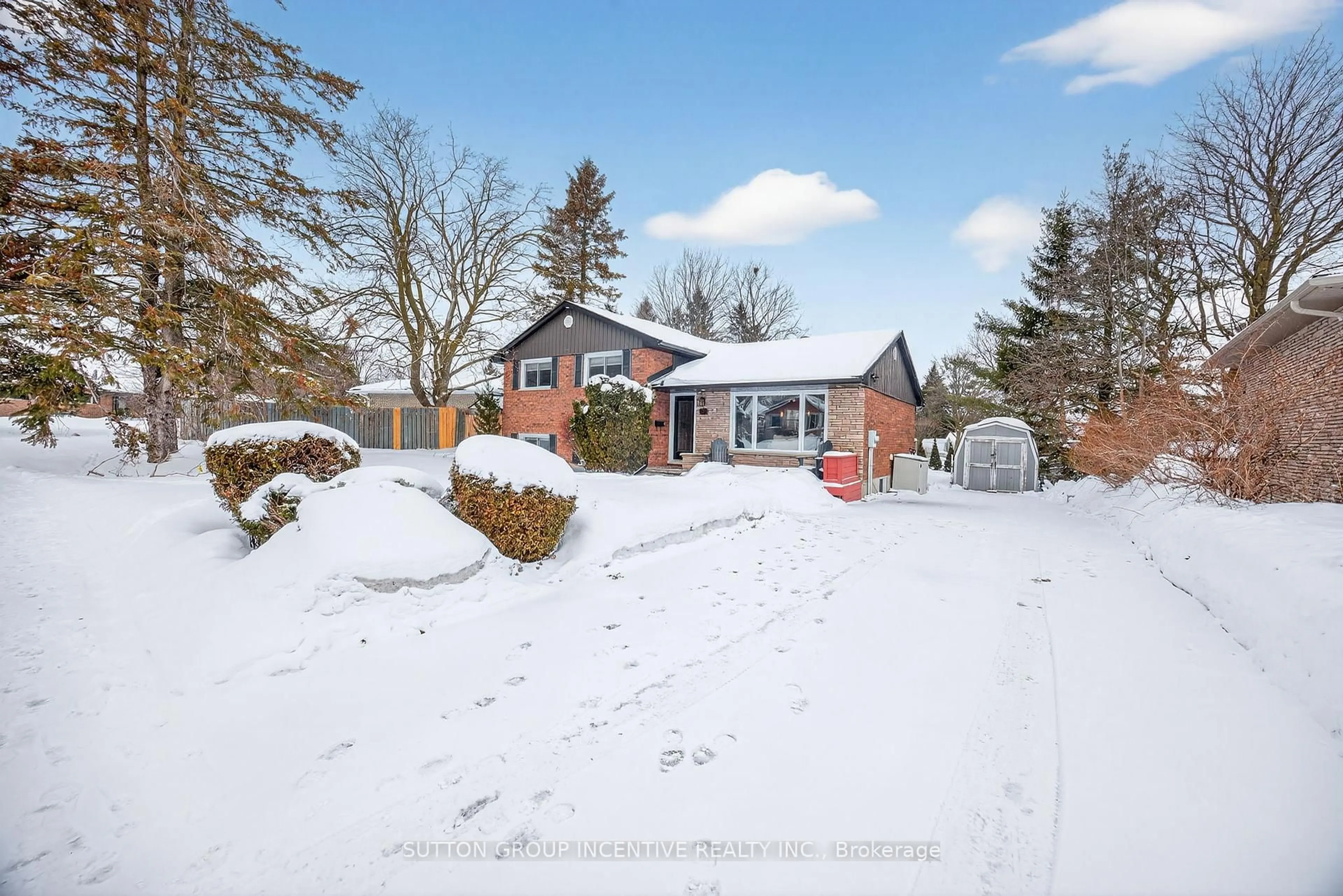 A pic from outside/outdoor area/front of a property/back of a property/a pic from drone, street for 28 Springhome Rd, Barrie Ontario L4N 2W7