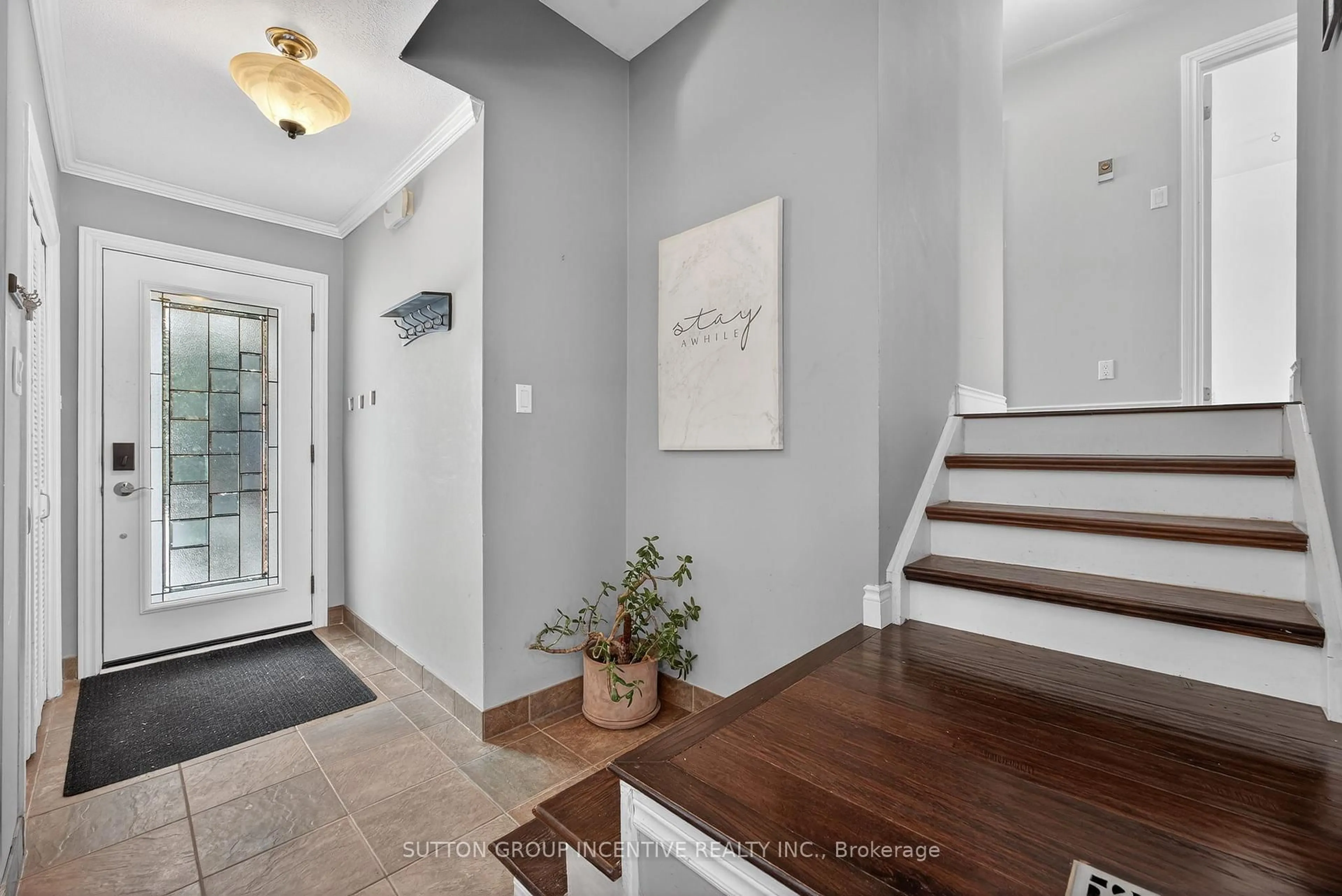 Indoor entryway for 28 Springhome Rd, Barrie Ontario L4N 2W7