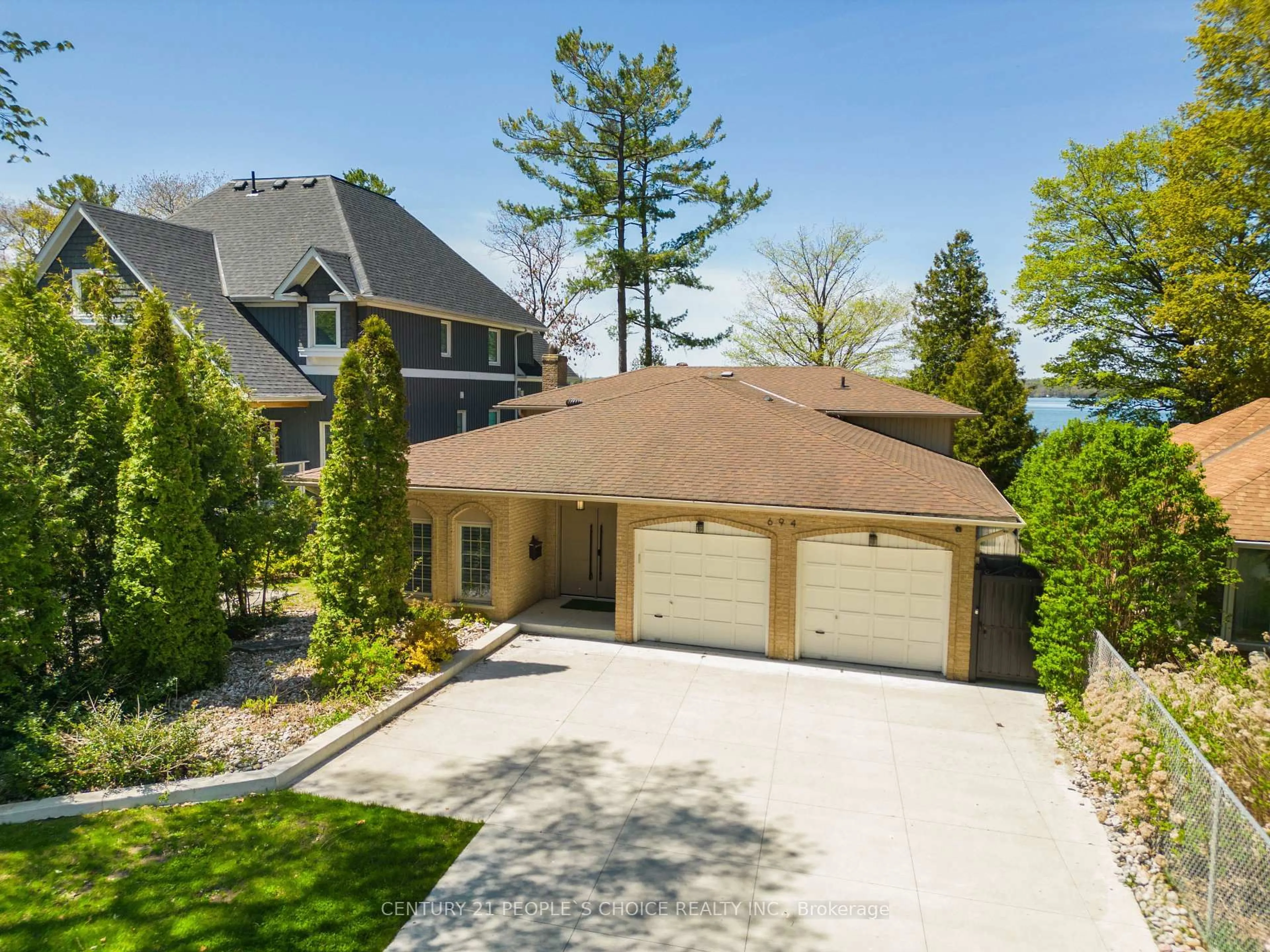 A pic from outside/outdoor area/front of a property/back of a property/a pic from drone, street for 694 Broadview Ave, Orillia Ontario L3V 6P3