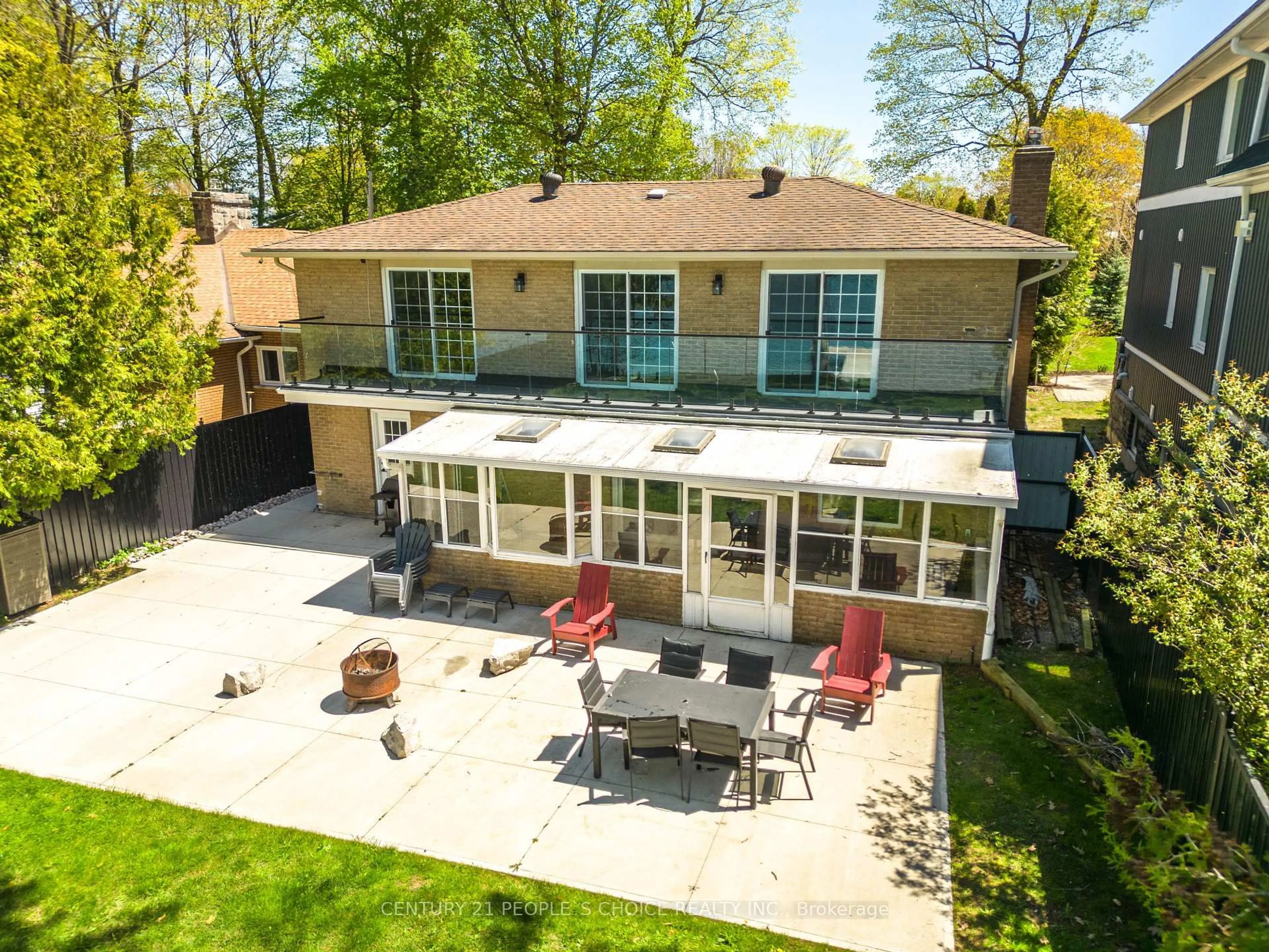 A pic from outside/outdoor area/front of a property/back of a property/a pic from drone, unknown for 694 Broadview Ave, Orillia Ontario L3V 6P3