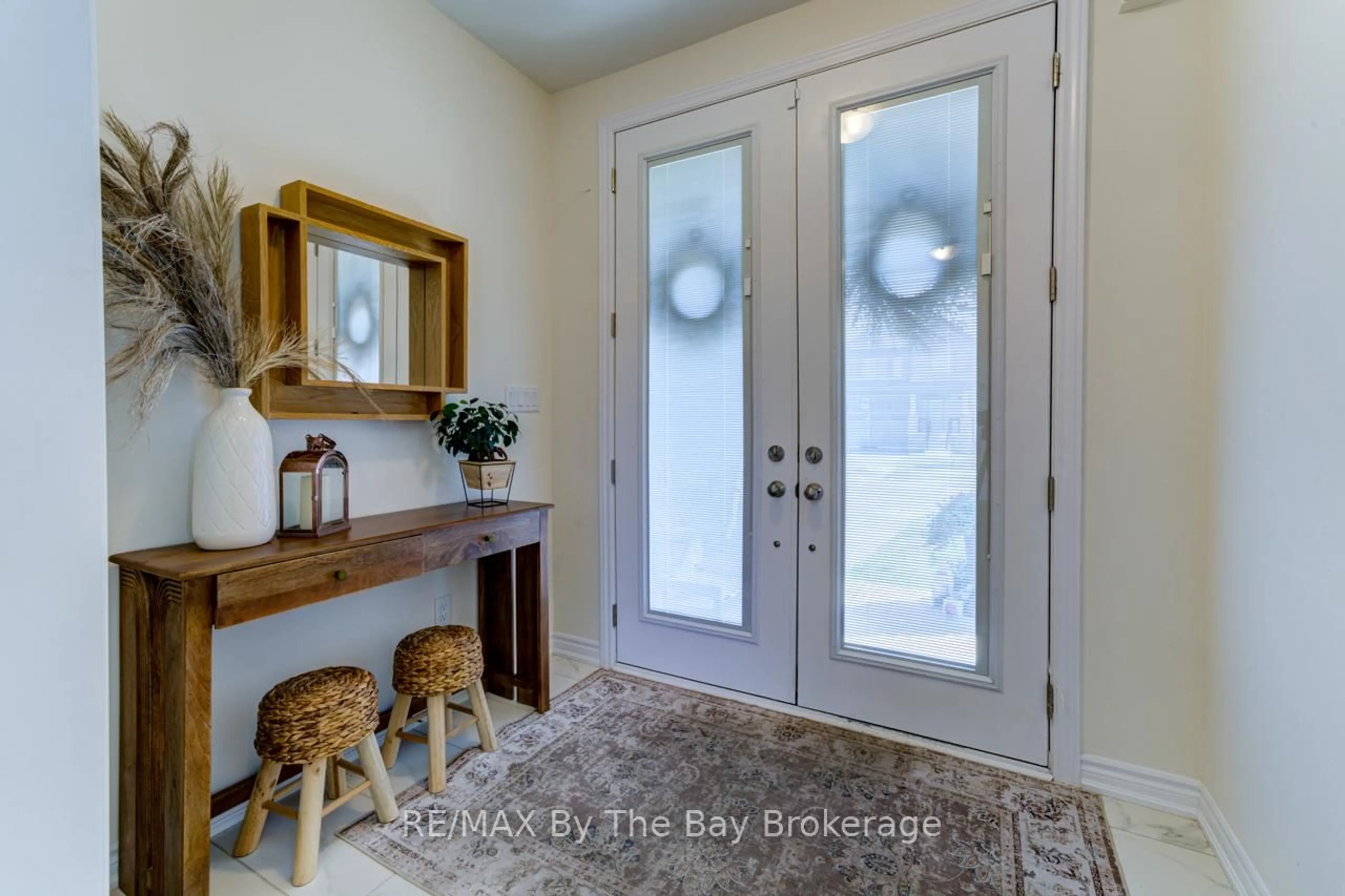 Indoor entryway for 33 Nicort Rd, Wasaga Beach Ontario L9Z 1J7