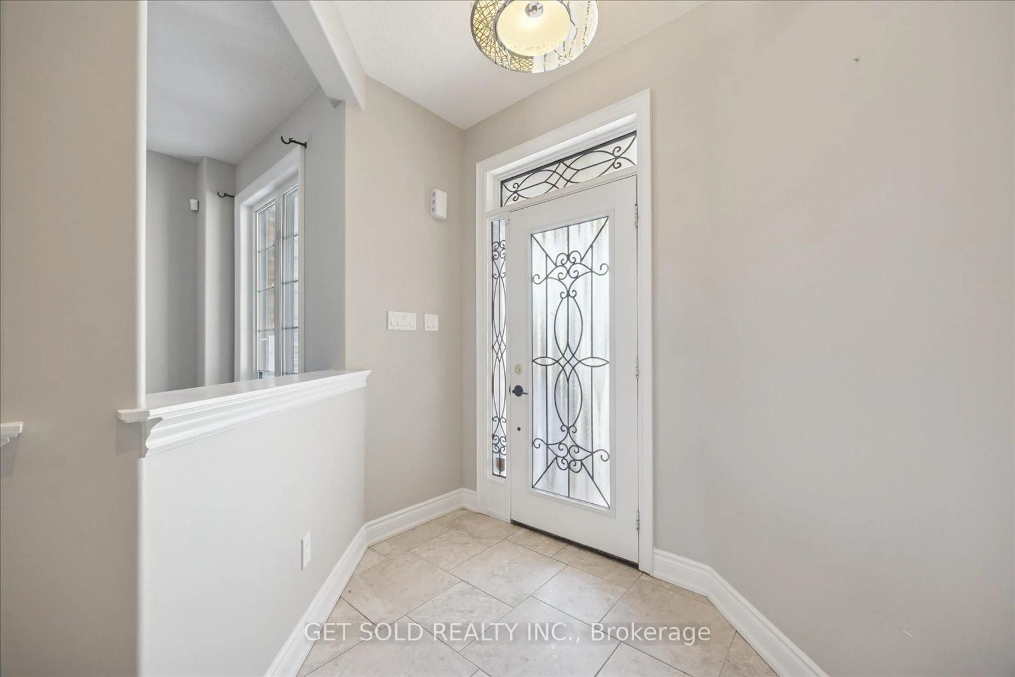 Indoor entryway for 35 Marta Cres, Barrie Ontario L4N 3N6