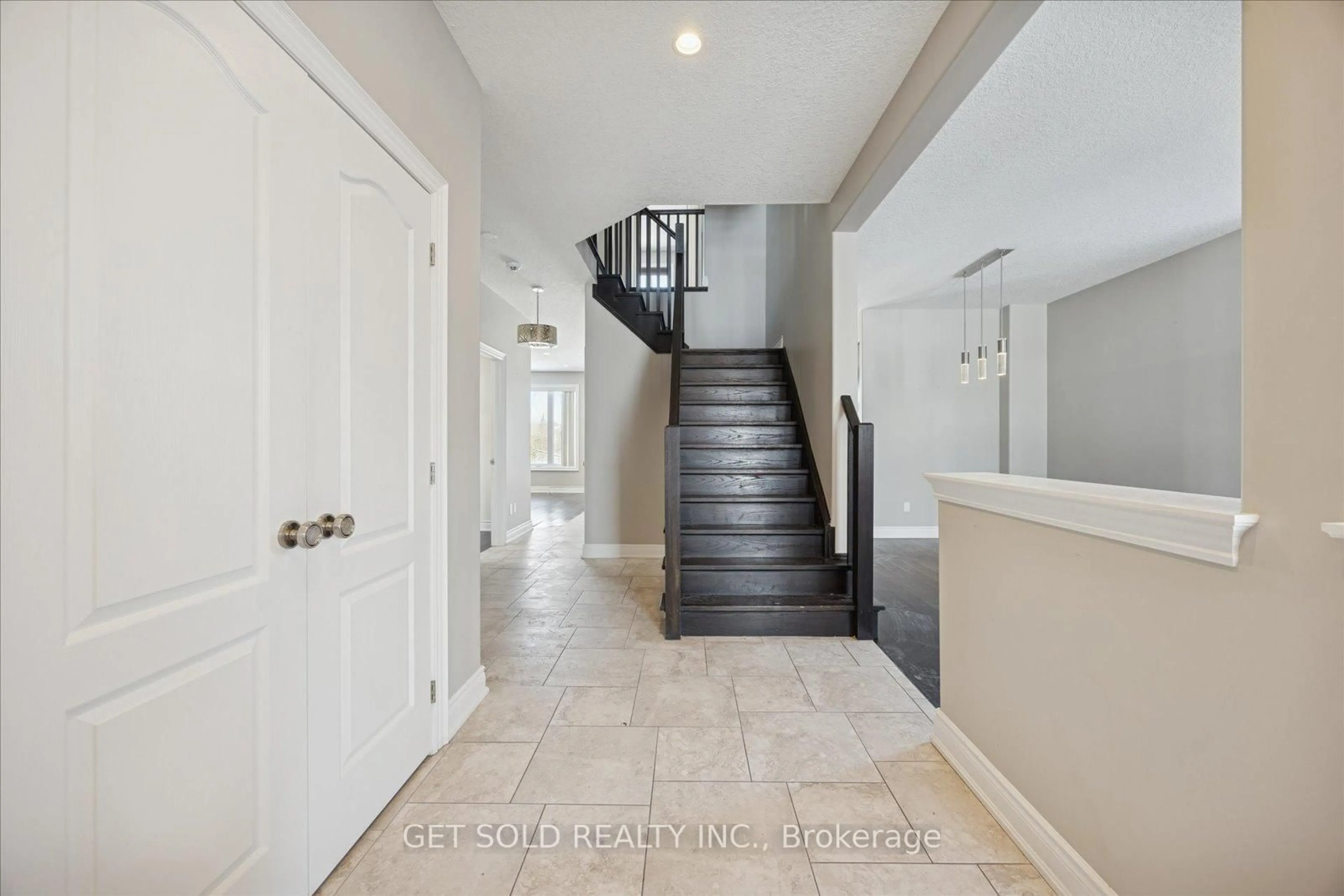 Indoor entryway for 35 Marta Cres, Barrie Ontario L4N 3N6