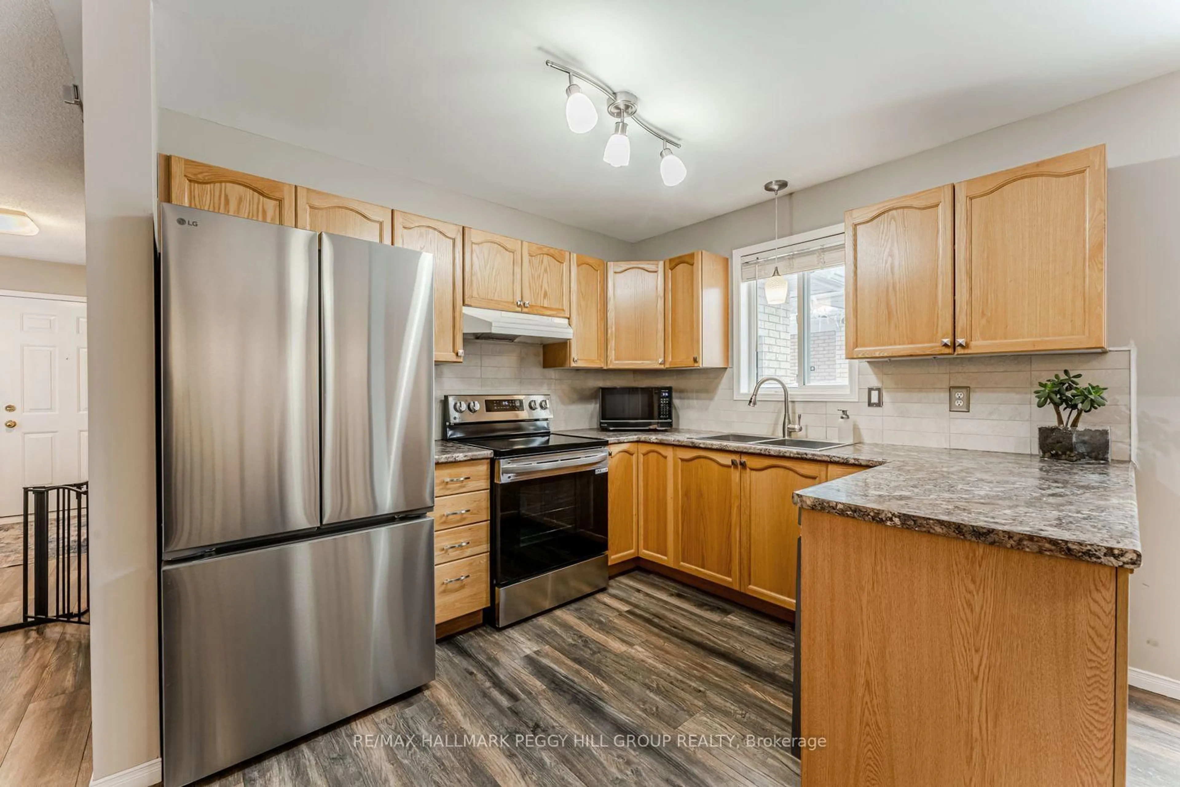 Standard kitchen, wood/laminate floor for 53 Butternut Dr, Barrie Ontario L4N 9Z8
