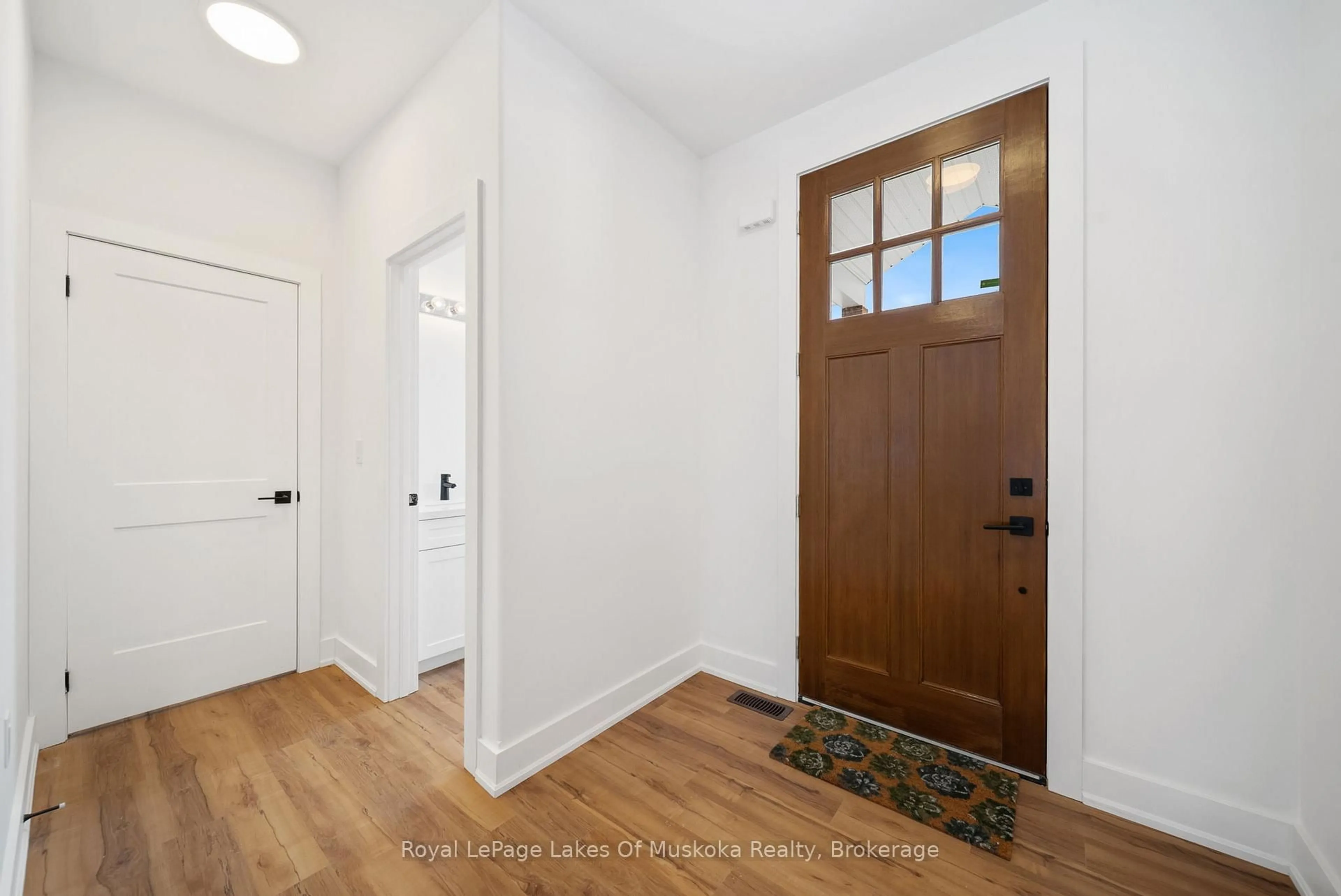 Indoor entryway for 1 Meadow Acres Rd, Oro-Medonte Ontario L0K 2G1