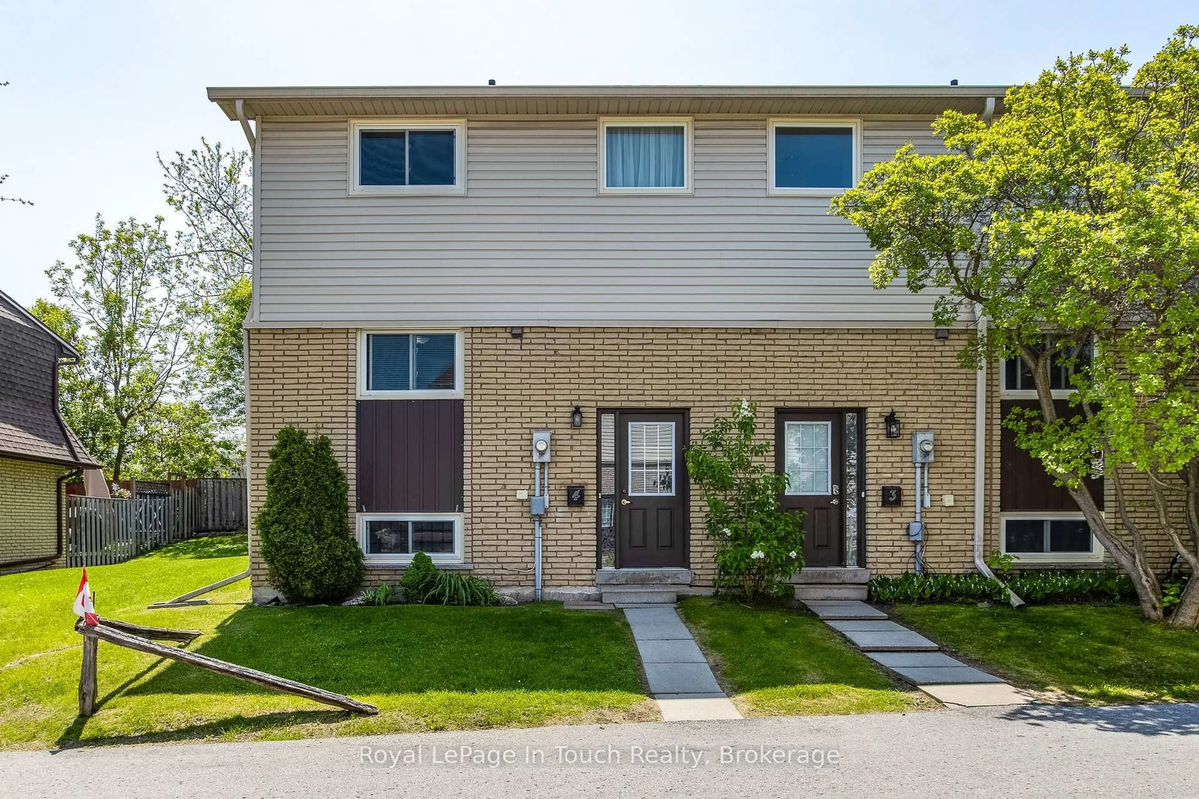 Home with brick exterior material, street for 233 Innisfil St #4, Barrie Ontario L4N 3E9