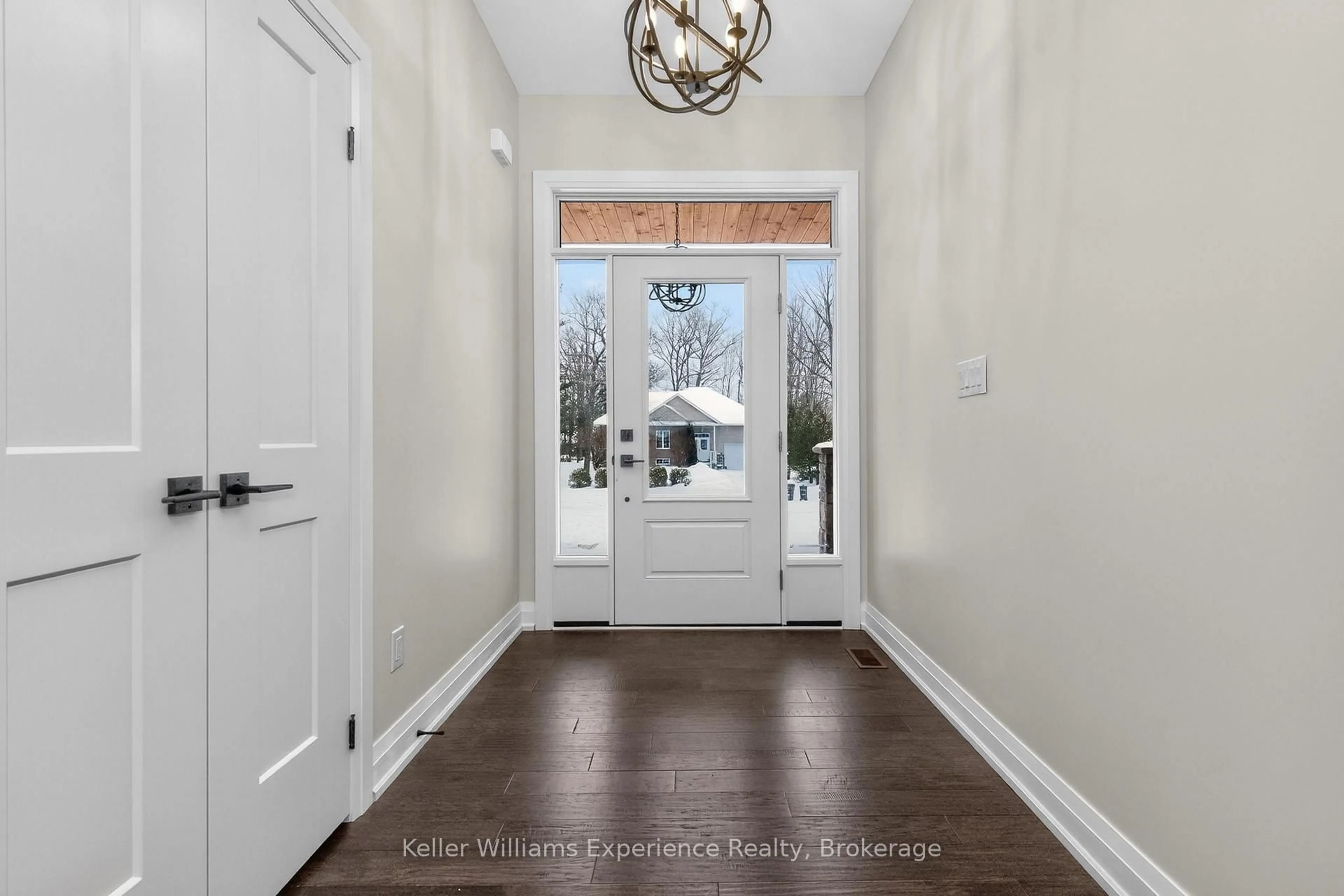 Indoor entryway for 62 Rue Vanier, Tiny Ontario L9M 0J2
