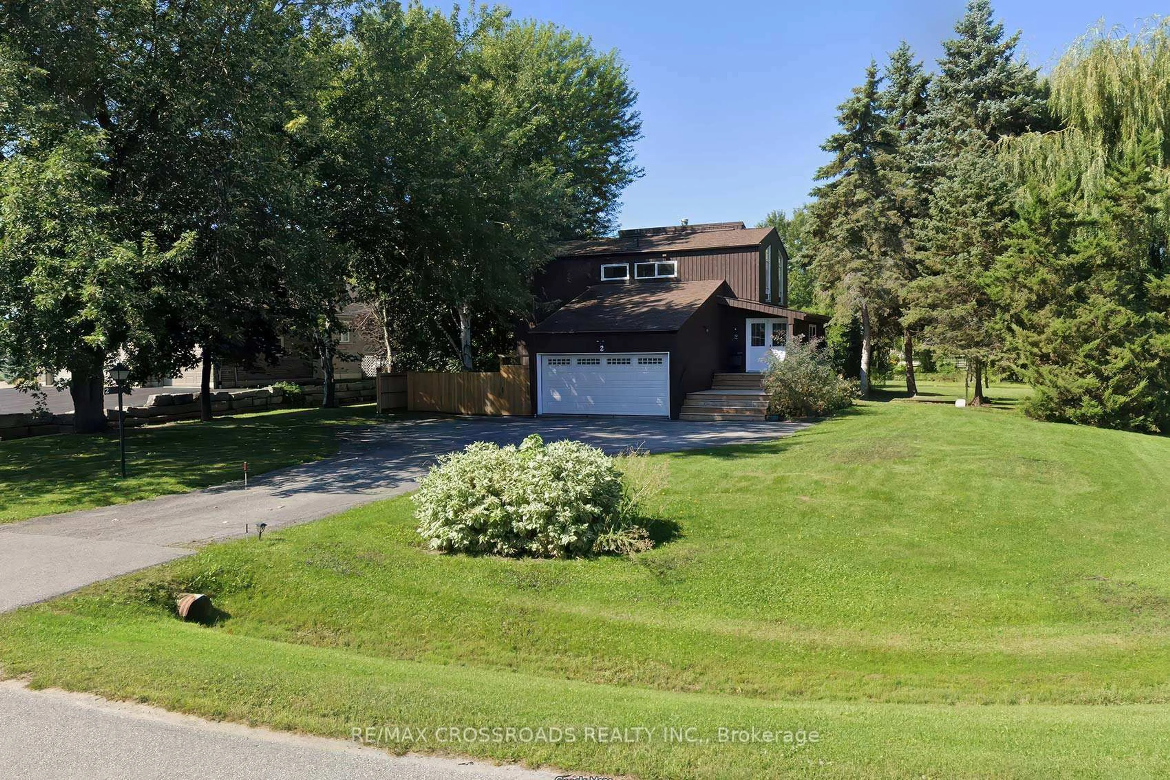 A pic from outside/outdoor area/front of a property/back of a property/a pic from drone, street for 2 Sandlewood Tr, Ramara Ontario L0K 1B0