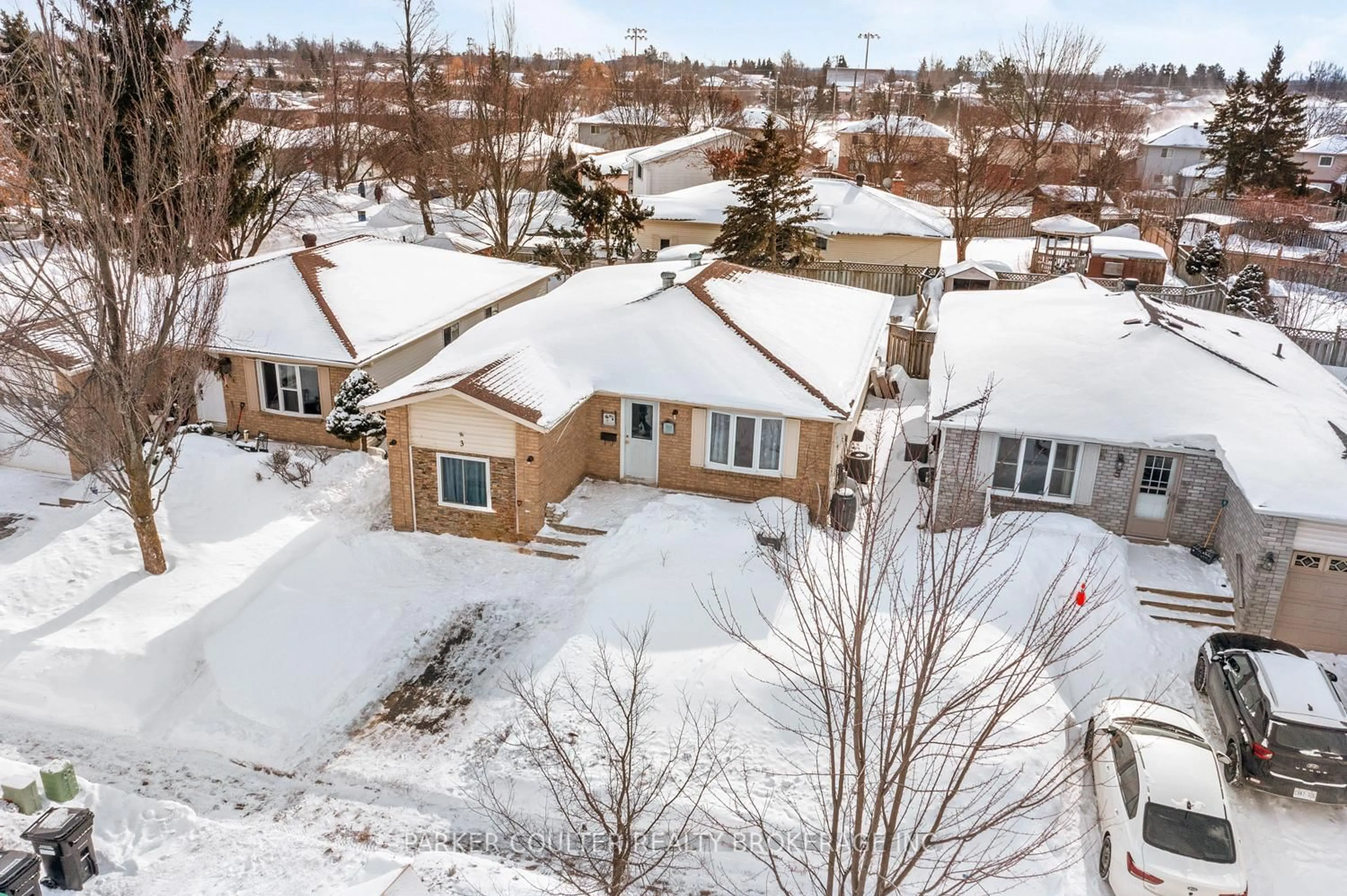 A pic from outside/outdoor area/front of a property/back of a property/a pic from drone, street for 3 Hickling Tr, Barrie Ontario L4M 5V7