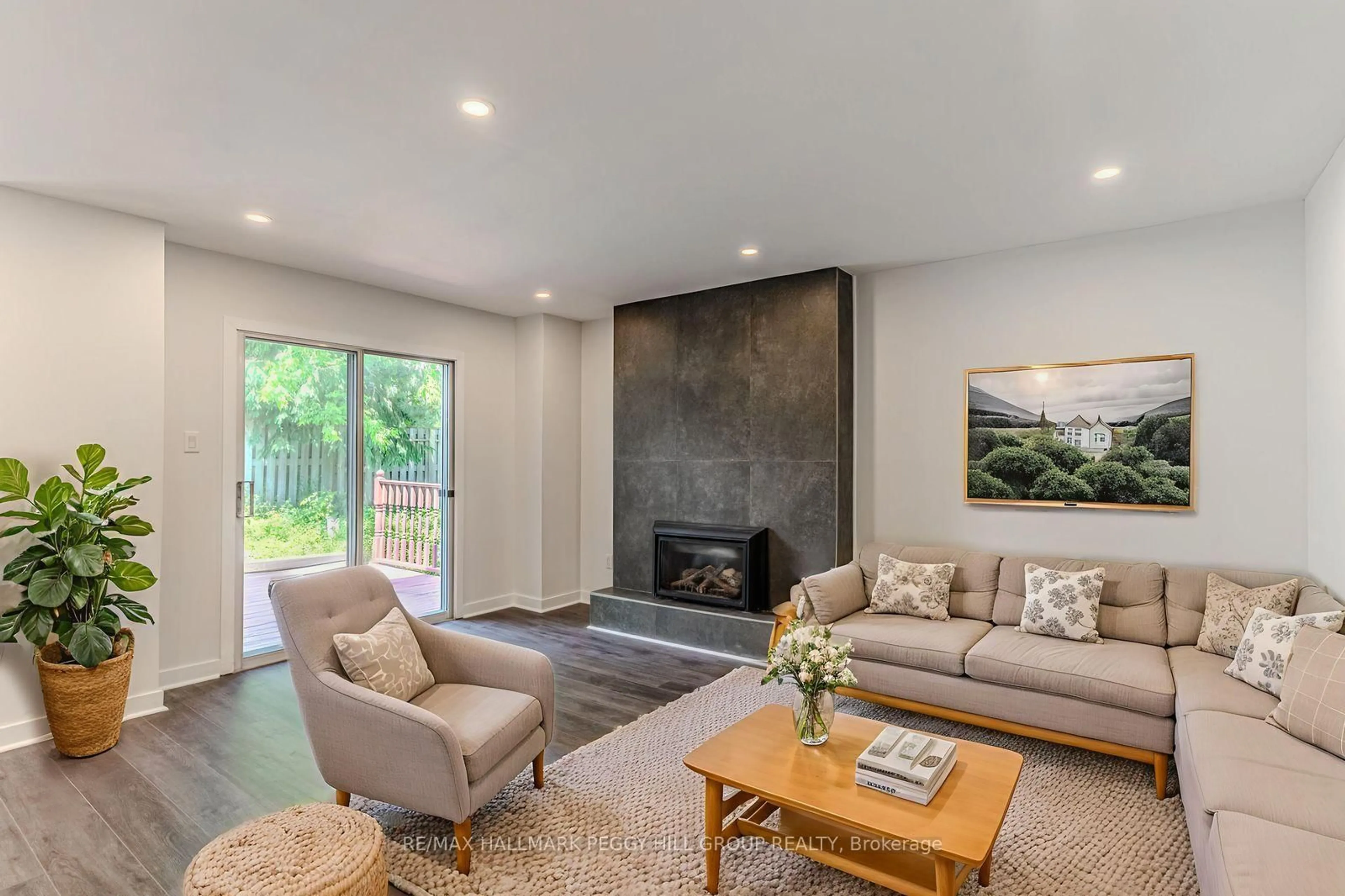 Living room with furniture, unknown for 21 Autumn Lane, Barrie Ontario L4N 6G8