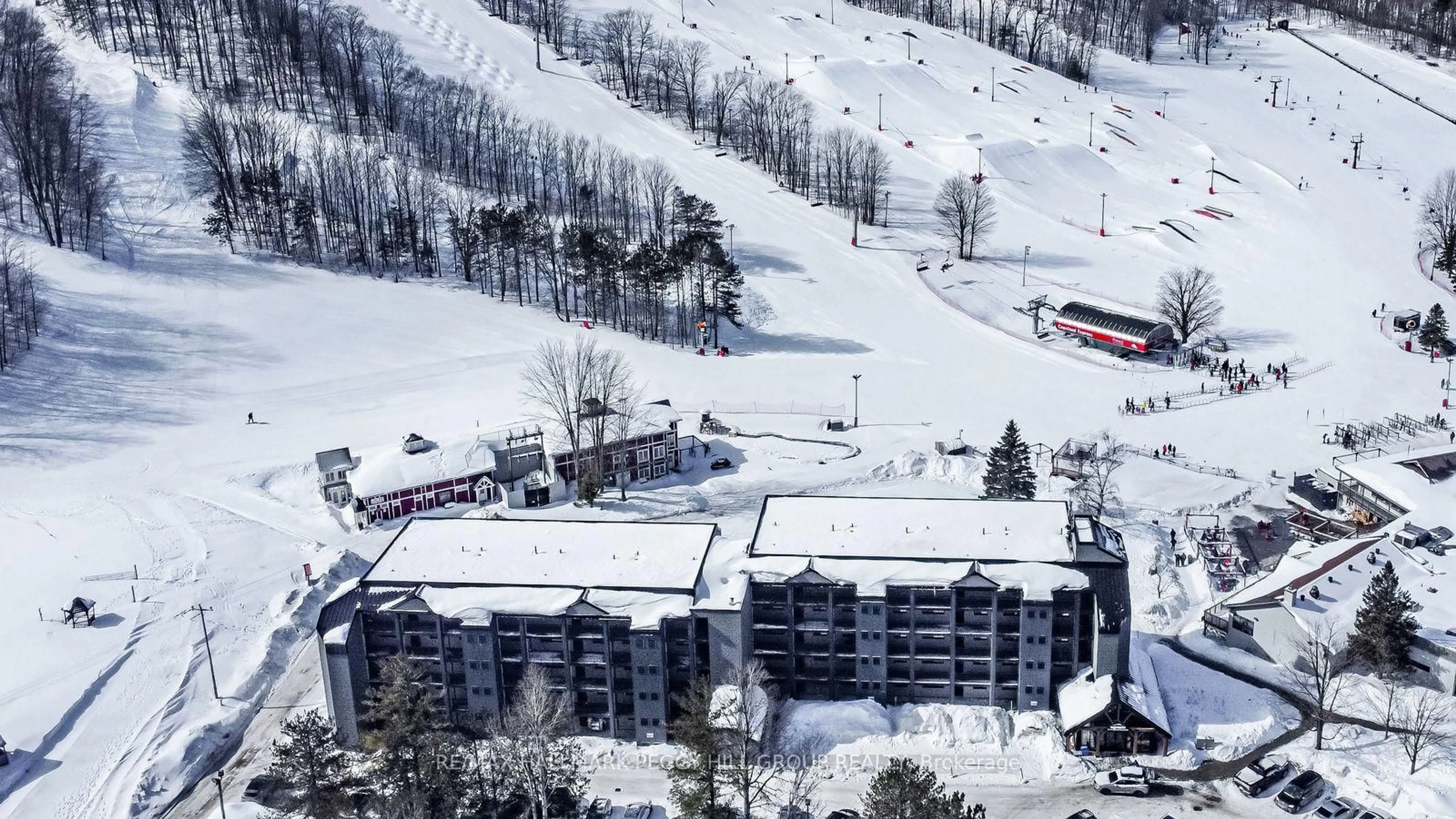 A pic from outside/outdoor area/front of a property/back of a property/a pic from drone, mountain view for 80 Horseshoe Blvd #503, Oro-Medonte Ontario L4M 4Y8