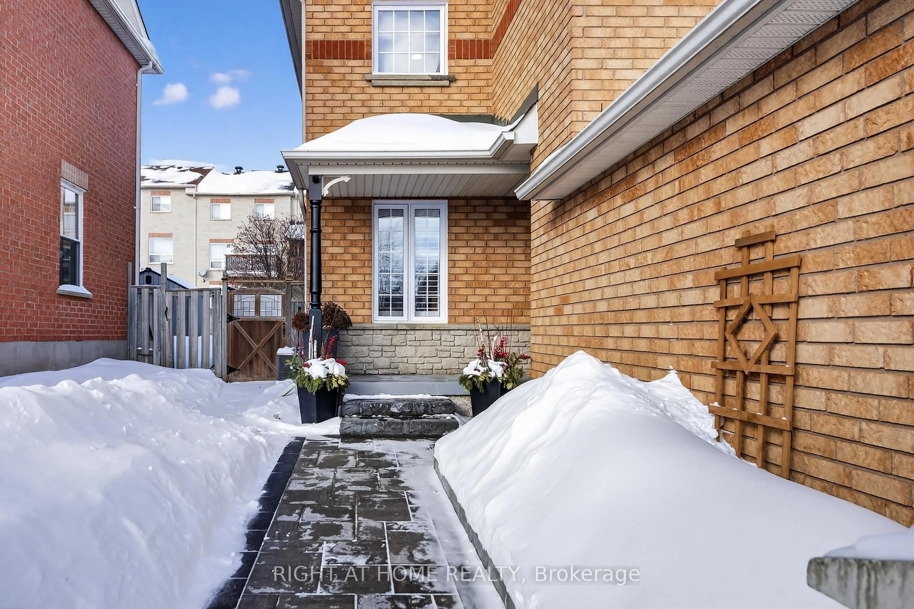 Patio, street for 42 DRAKE Dr, Barrie Ontario L4N 8X4