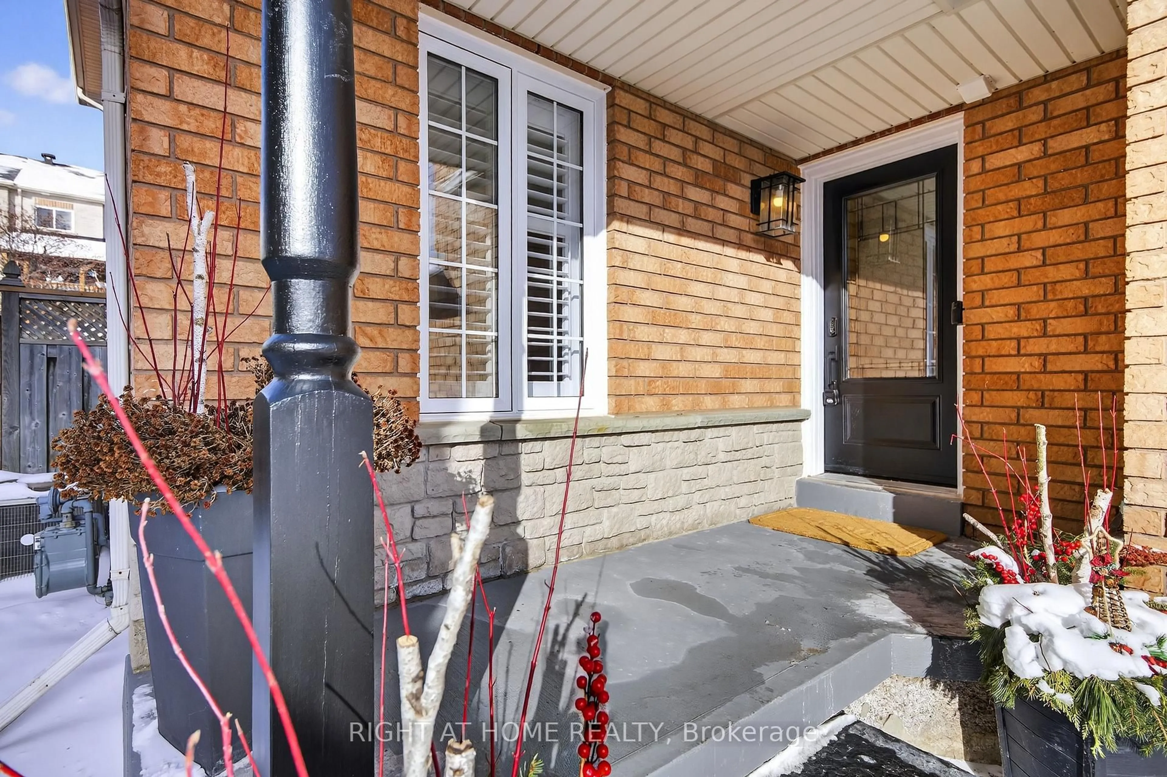 Indoor entryway for 42 DRAKE Dr, Barrie Ontario L4N 8X4