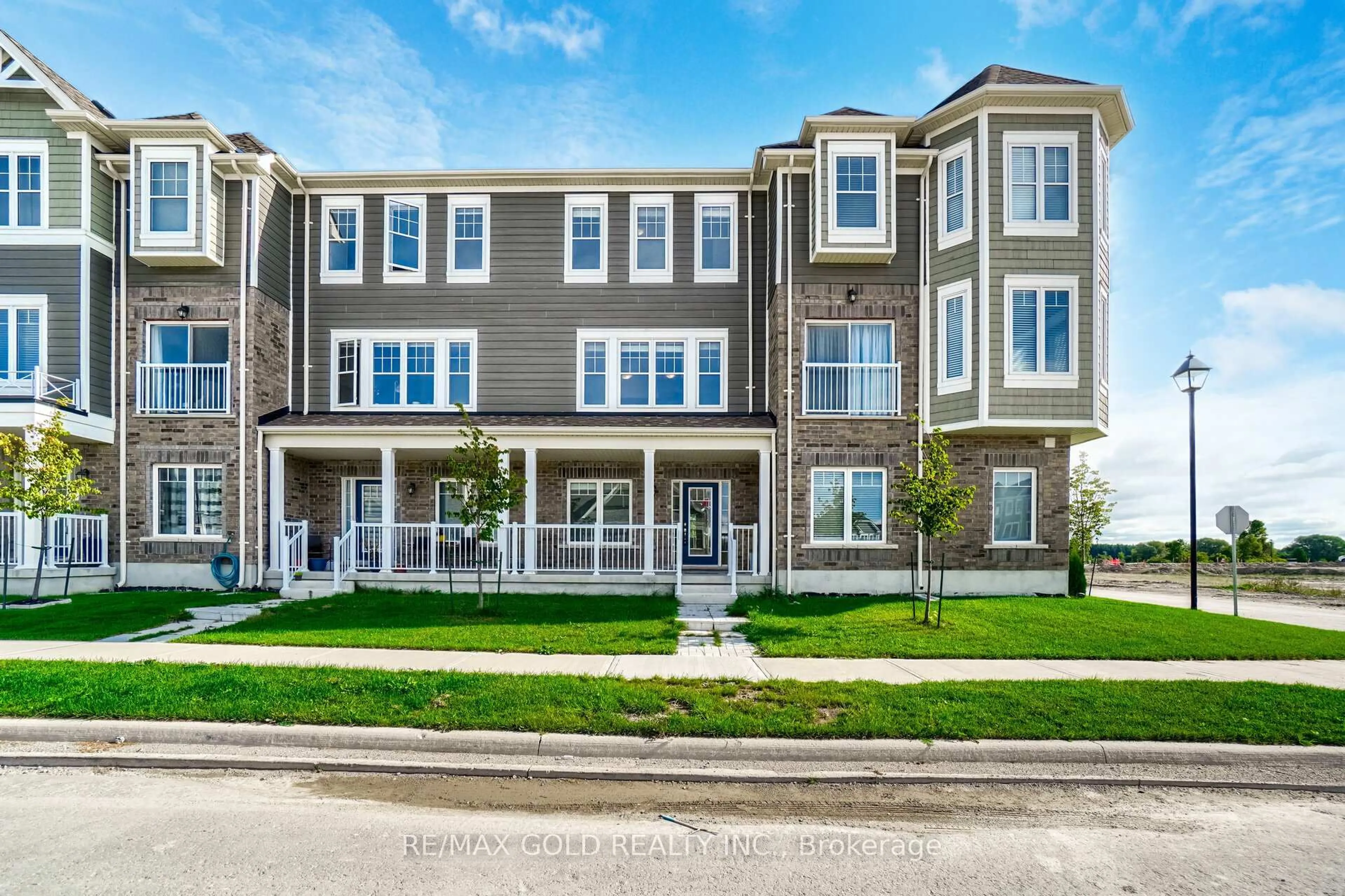 Home with vinyl exterior material, street for 152 Village Gate Dr, Wasaga Beach Ontario L9Z 0J7