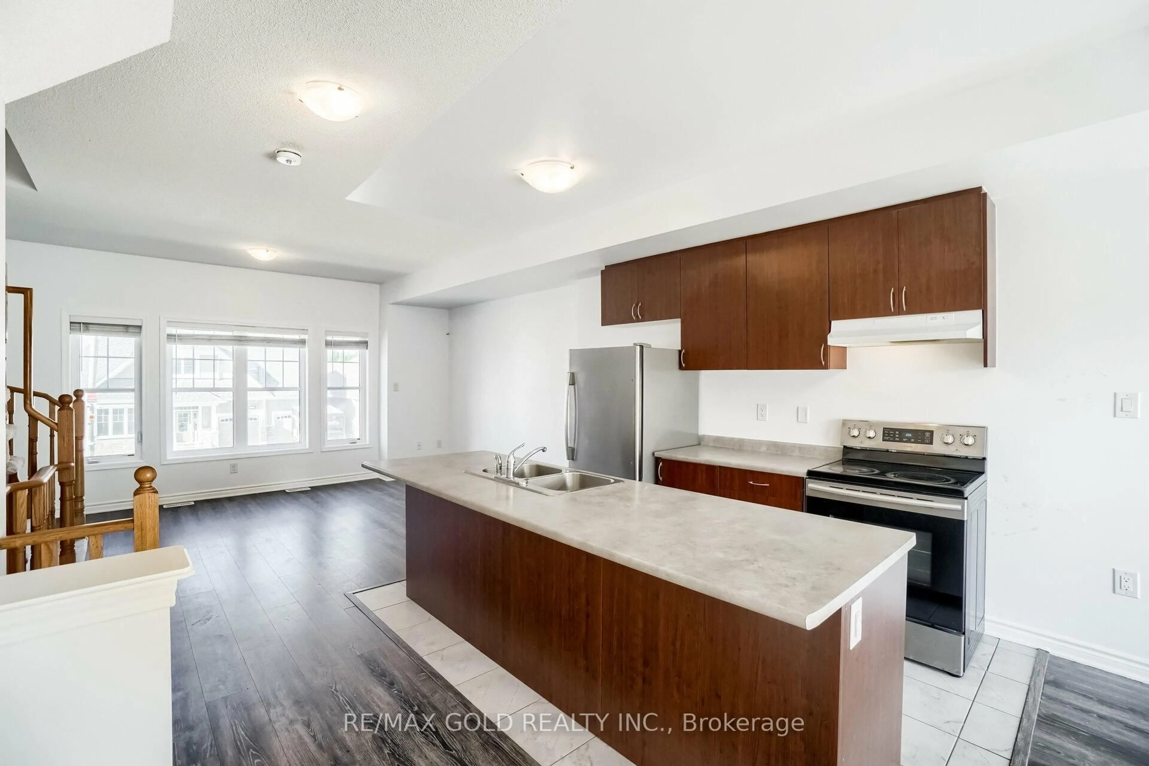 Open concept kitchen, wood/laminate floor for 152 Village Gate Dr, Wasaga Beach Ontario L9Z 0J7