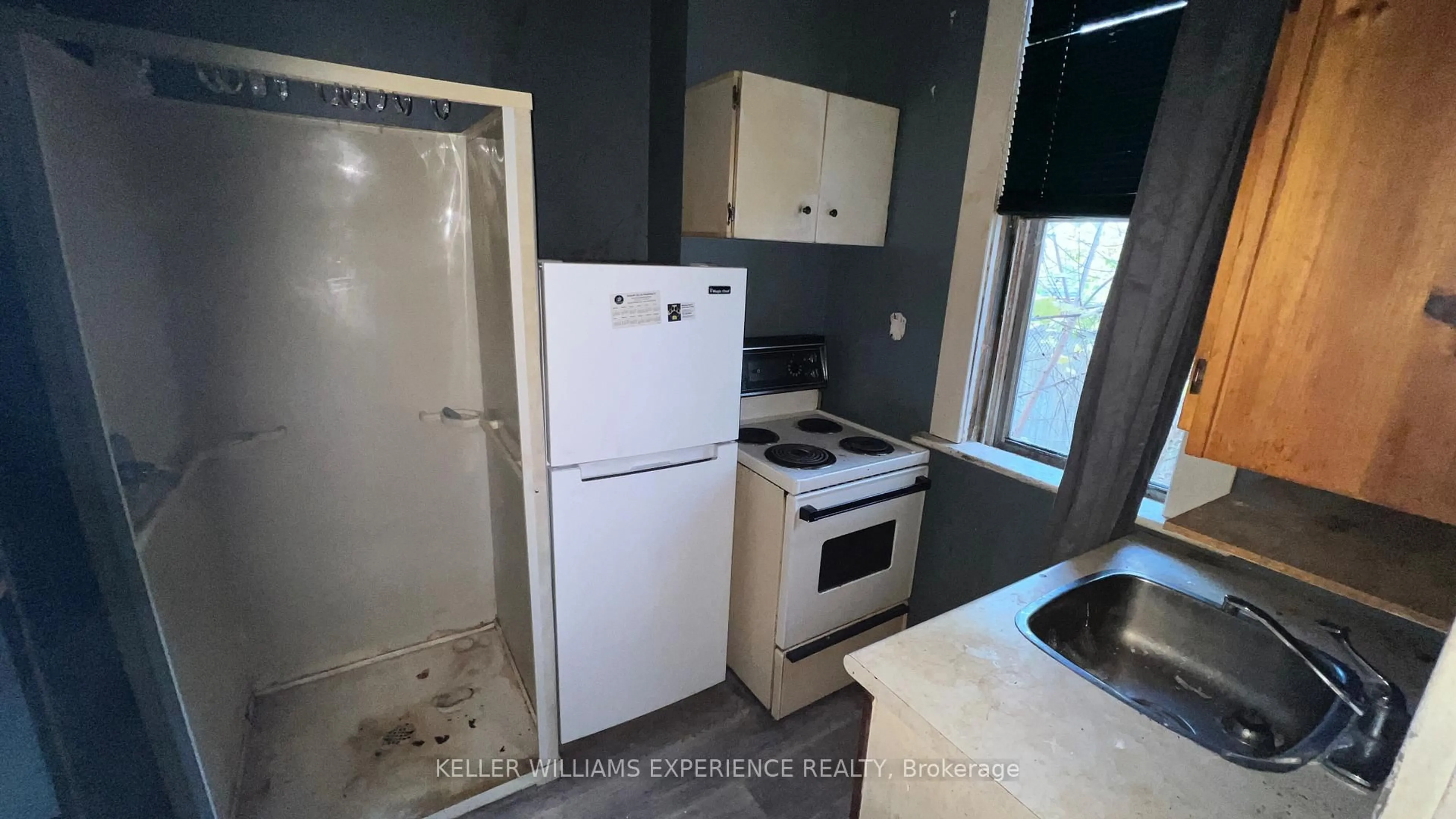 Standard kitchen, unknown for 111 BEECH St, Collingwood Ontario L9Y 2T2