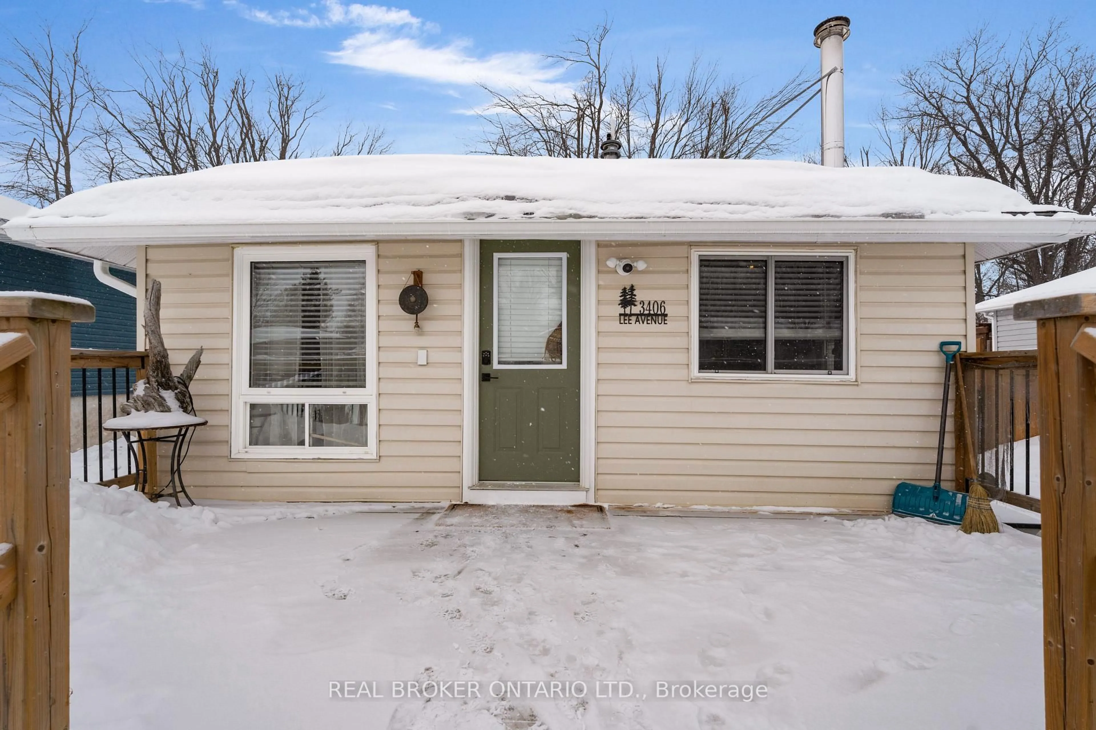 Home with vinyl exterior material, street for 3406 Lee Ave, Severn Ontario L0K 1G0