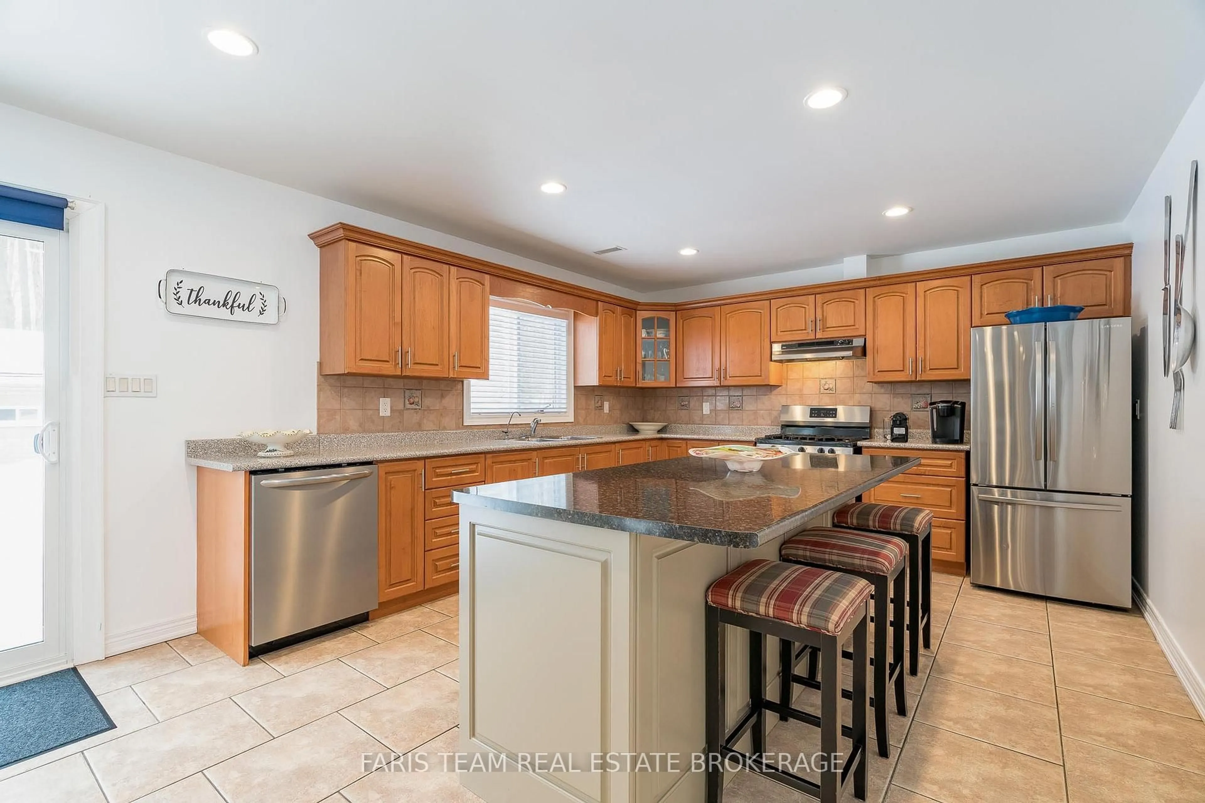 Open concept kitchen, ceramic/tile floor for 100 Desroches Tr, Tiny Ontario L9M 0H9