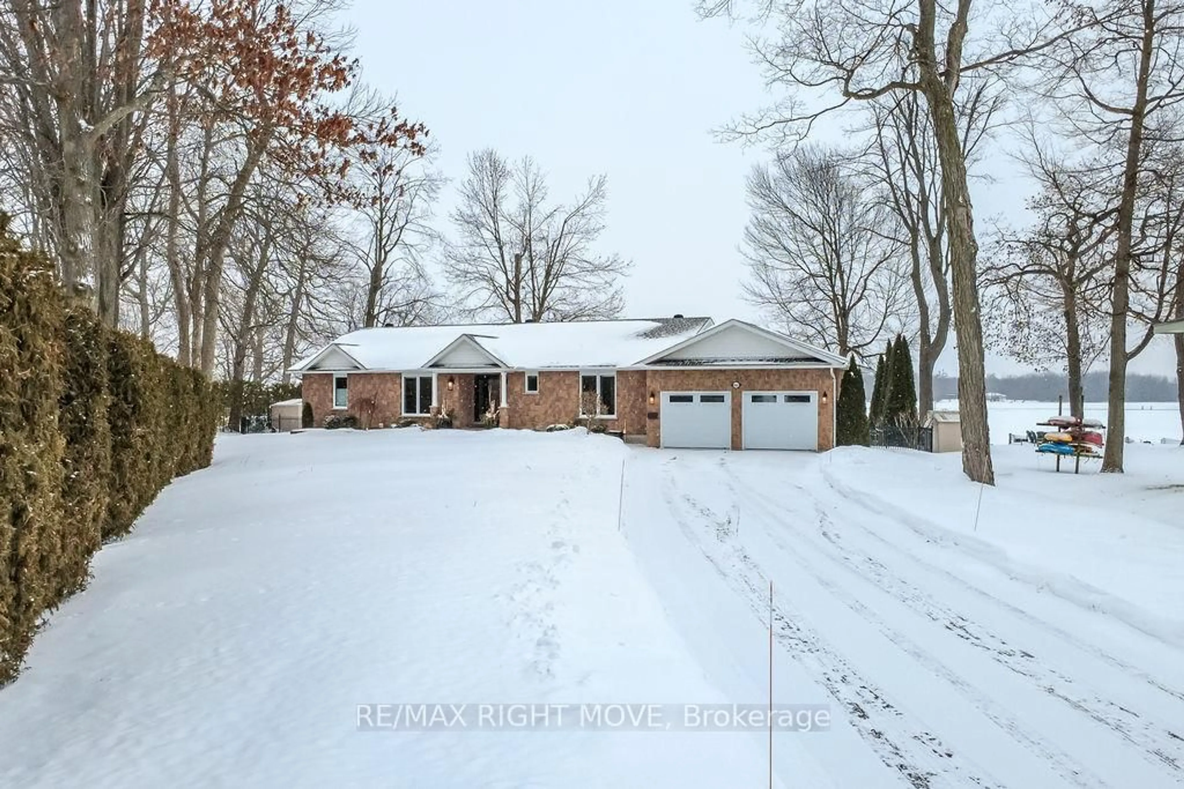 A pic from outside/outdoor area/front of a property/back of a property/a pic from drone, street for 661 Glen Cres, Orillia Ontario L3V 6R2