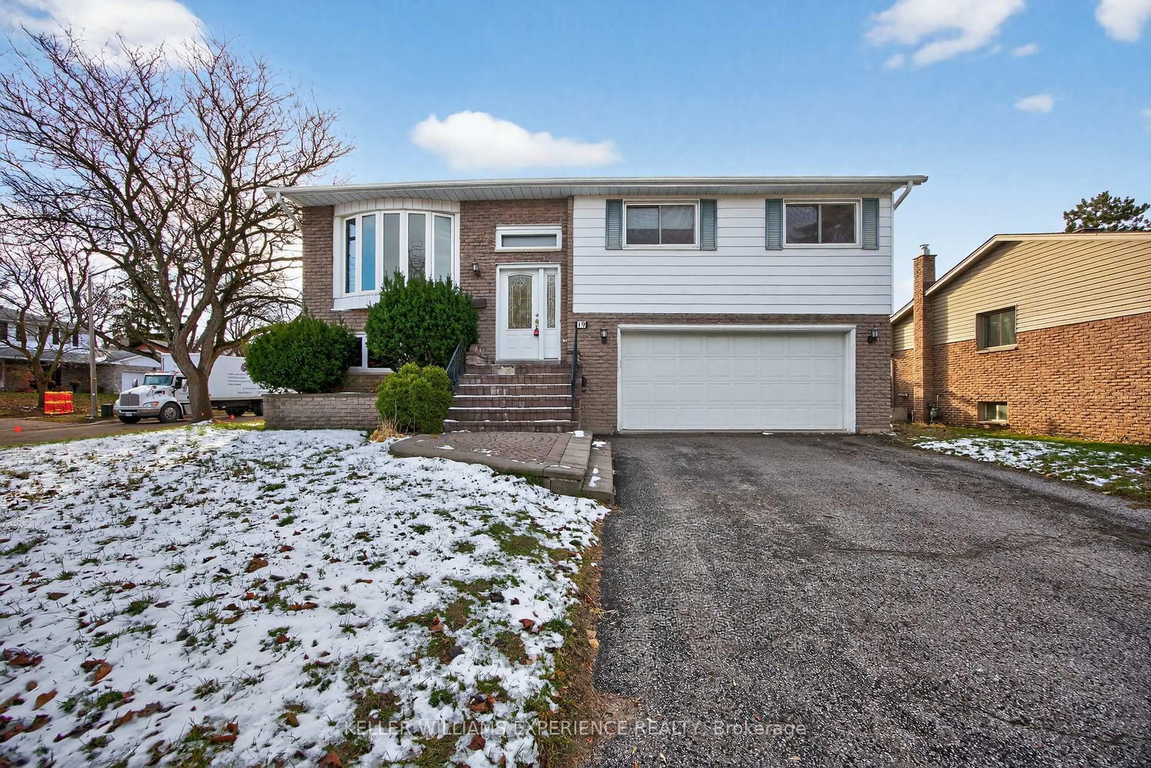 Home with vinyl exterior material, street for 19 Debra Cres, Barrie Ontario L4N 3T2