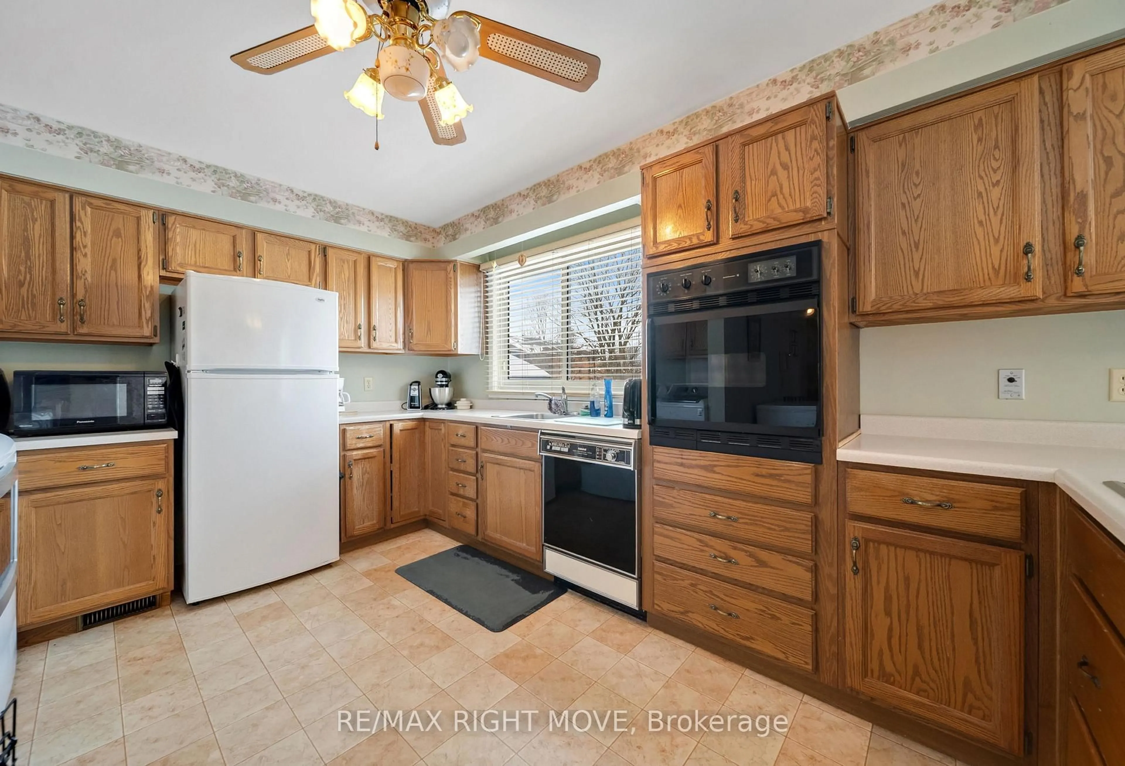 Standard kitchen, ceramic/tile floor for 494 High St, Orillia Ontario L3V 4X7