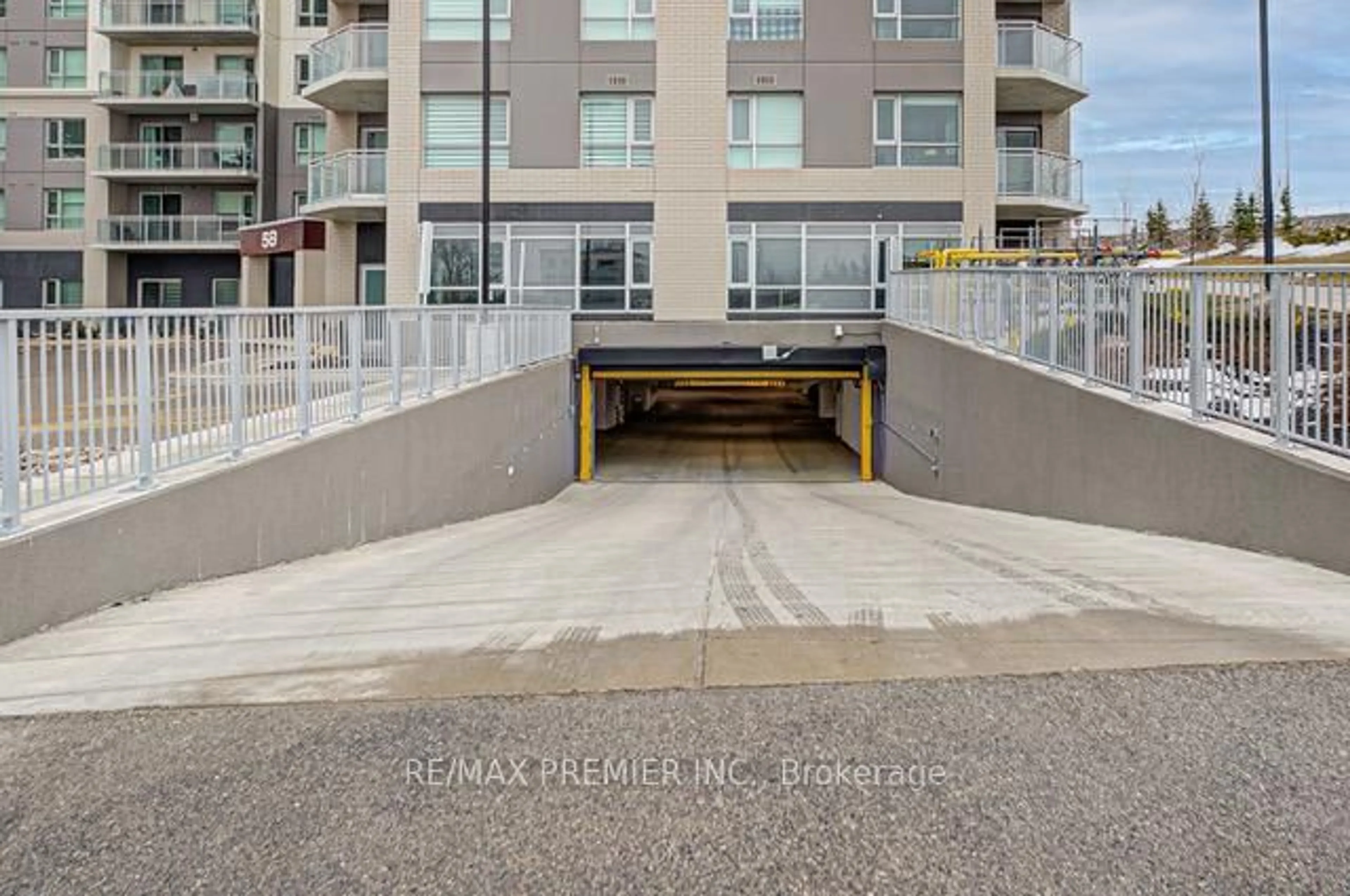 Patio, street for 58 Lakeside Terr #1015, Barrie Ontario L4M 0L5