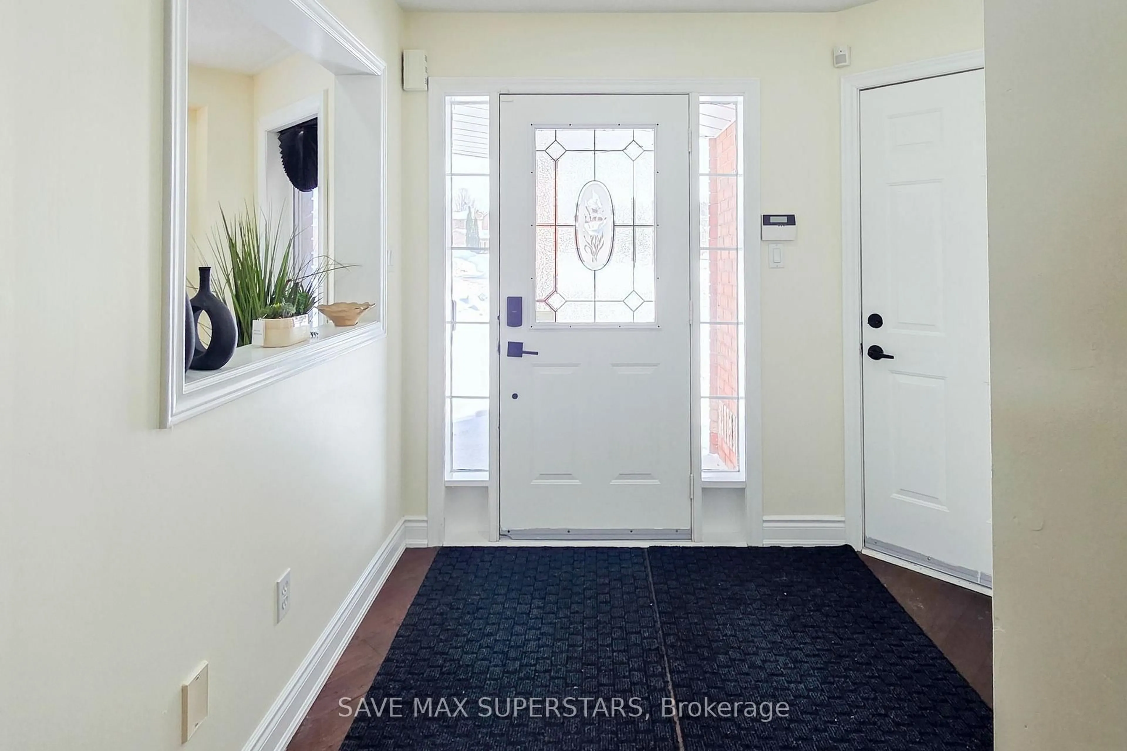Indoor entryway for 54 Gore Dr, Barrie Ontario L4N 5R5