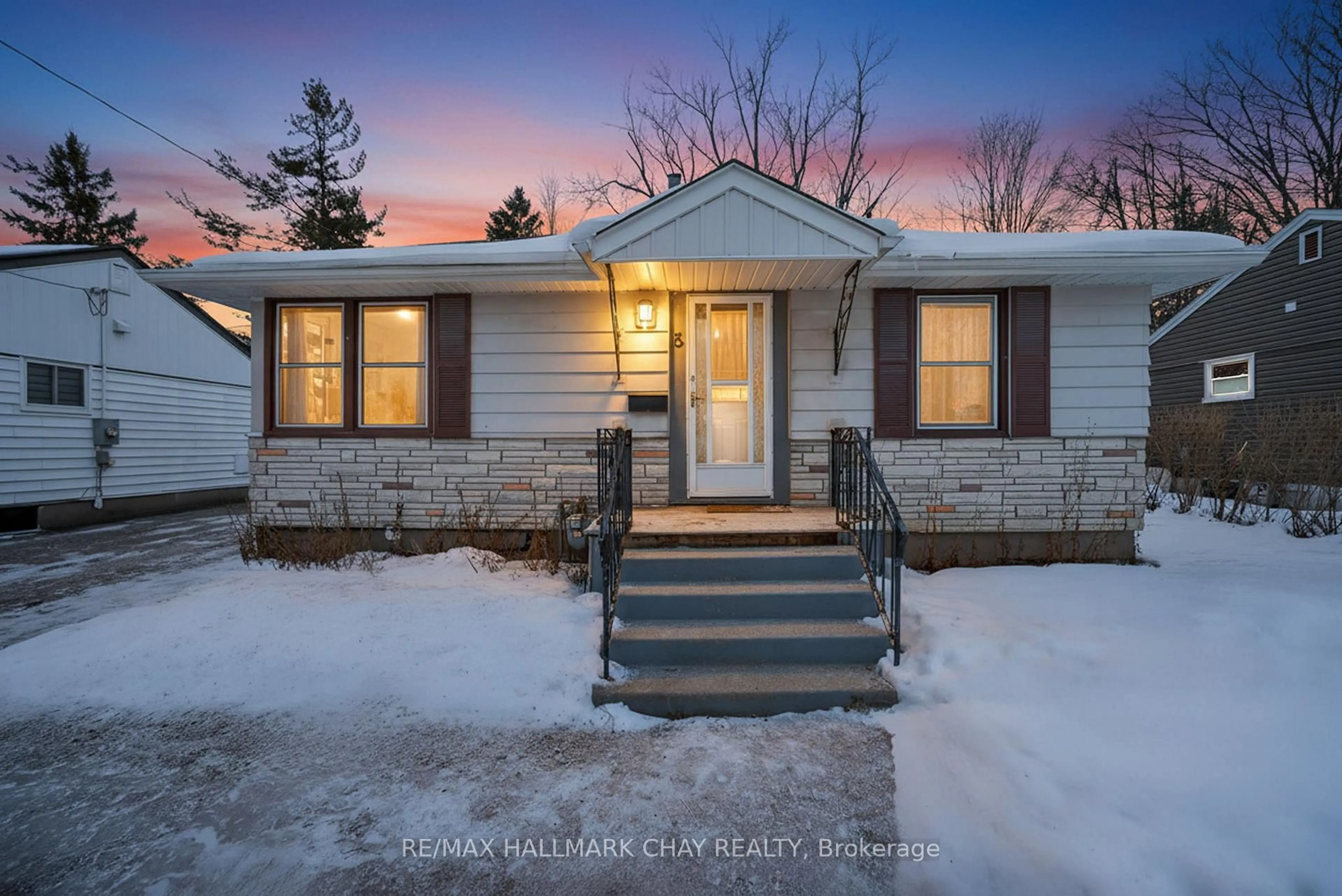 Unknown for 8 Newton St, Barrie Ontario L4M 3N3