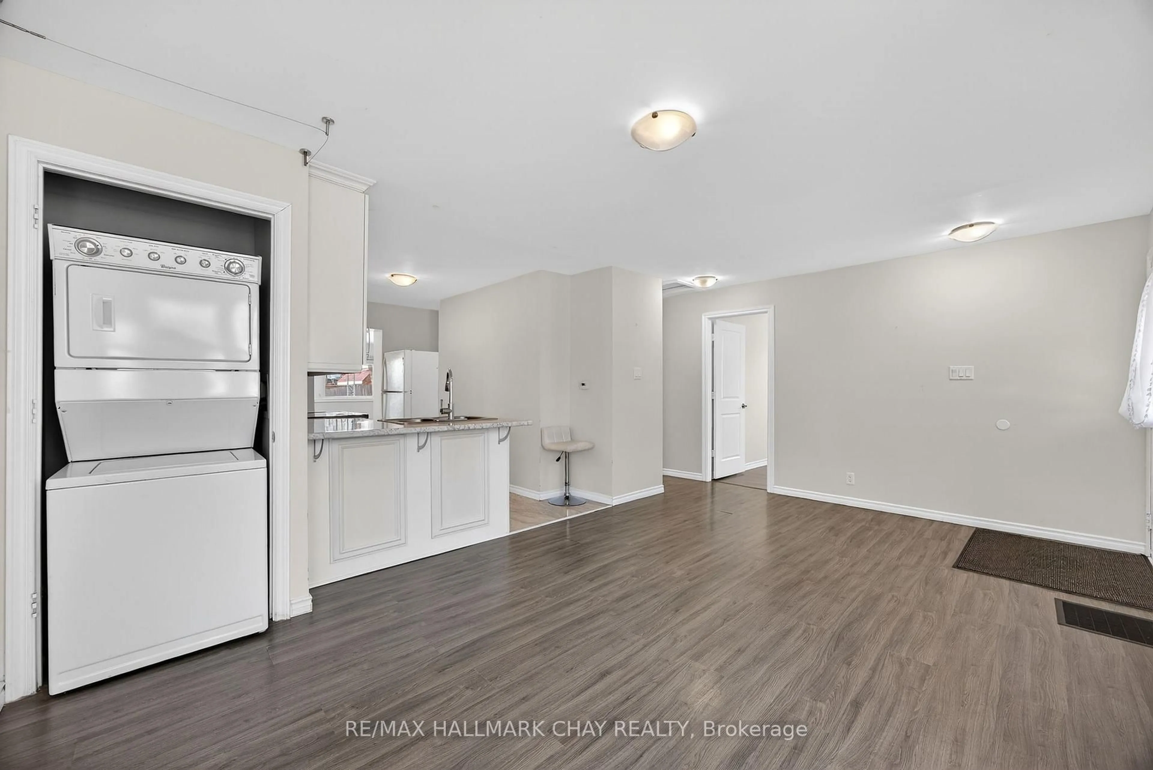 Standard kitchen, unknown for 8 Newton St, Barrie Ontario L4M 3N3
