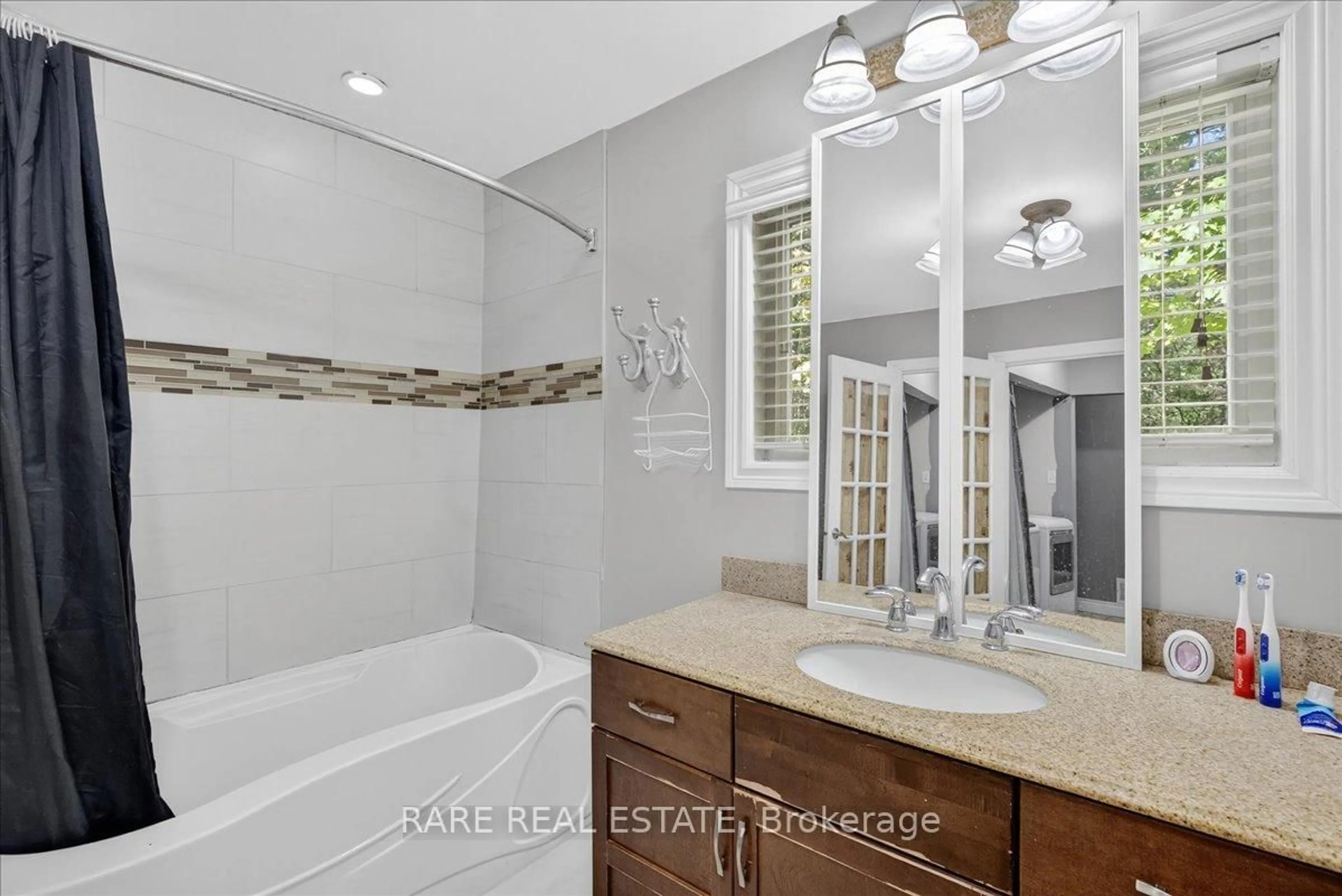 Standard bathroom, ceramic/tile floor for 56 SMALLMAN Dr, Wasaga Beach Ontario L9Z 1L1