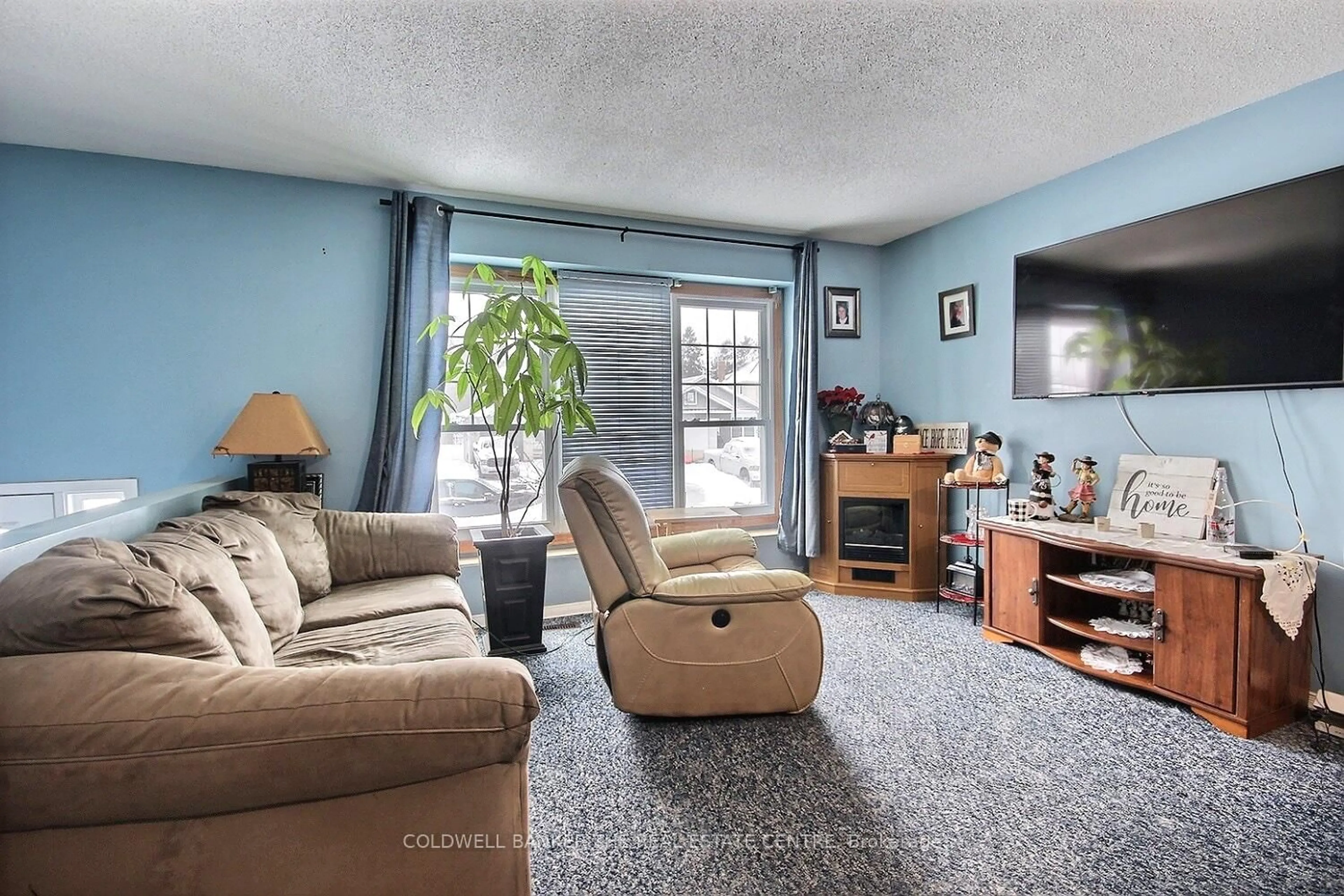 Living room with furniture, unknown for 39 KNICELY Rd, Barrie Ontario L4N 6V3