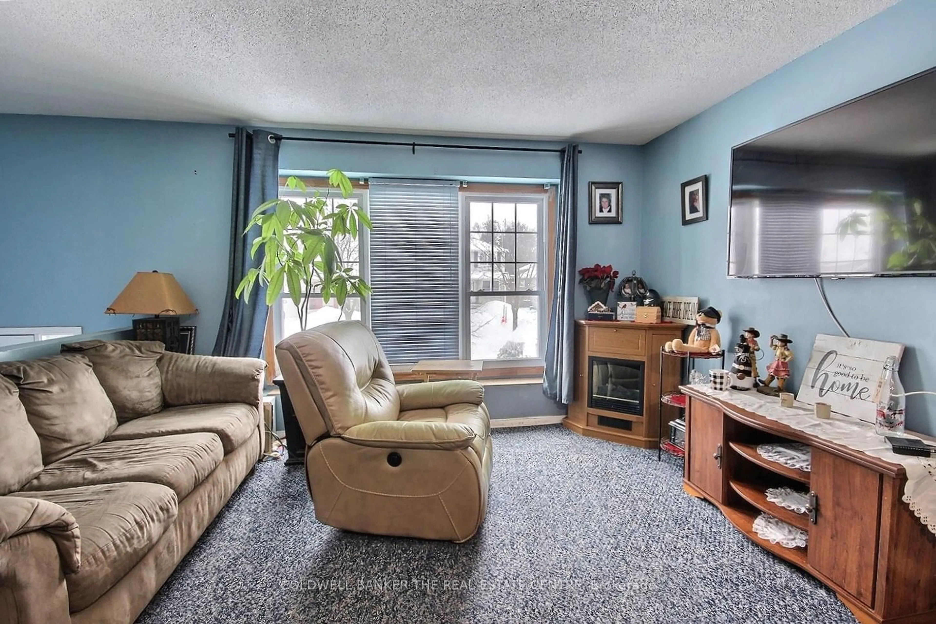 Living room with furniture, unknown for 39 KNICELY Rd, Barrie Ontario L4N 6V3