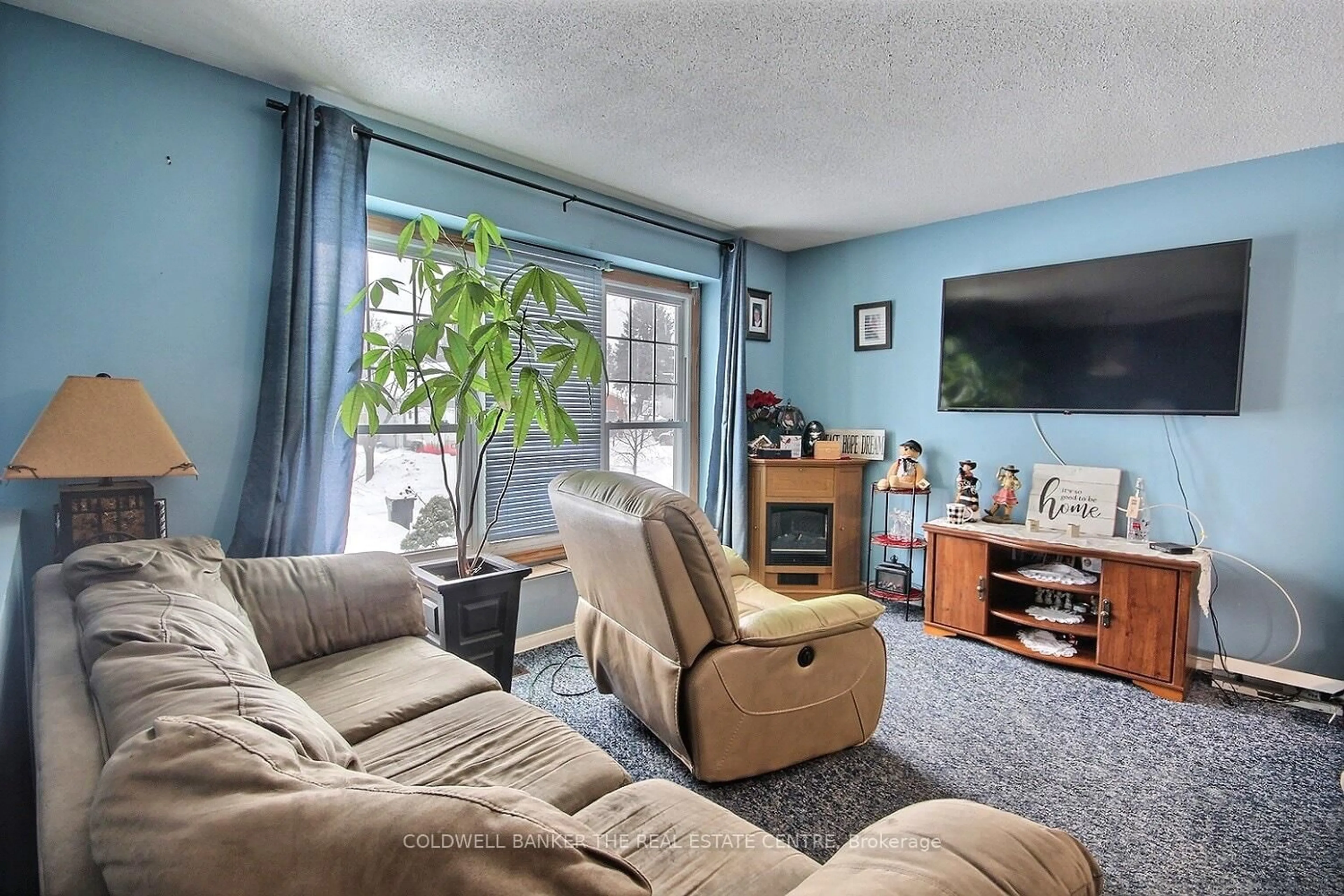 Living room with furniture, unknown for 39 KNICELY Rd, Barrie Ontario L4N 6V3